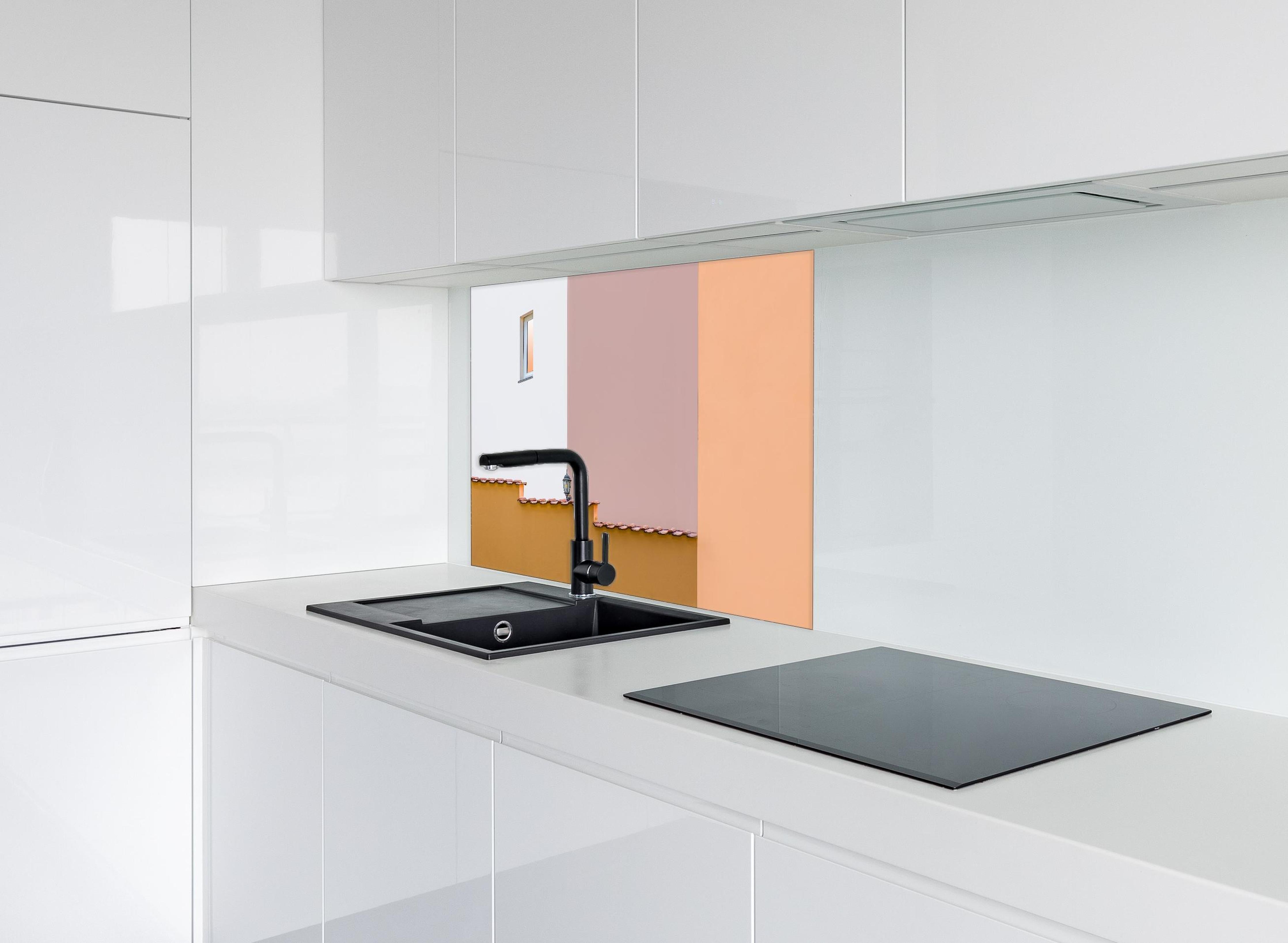 Spritzschutz - Urbanes Pastell-Dämmerlicht mit Straßenlaterne hinter einem Cerankochfeld zwischen Holz-Kochutensilien