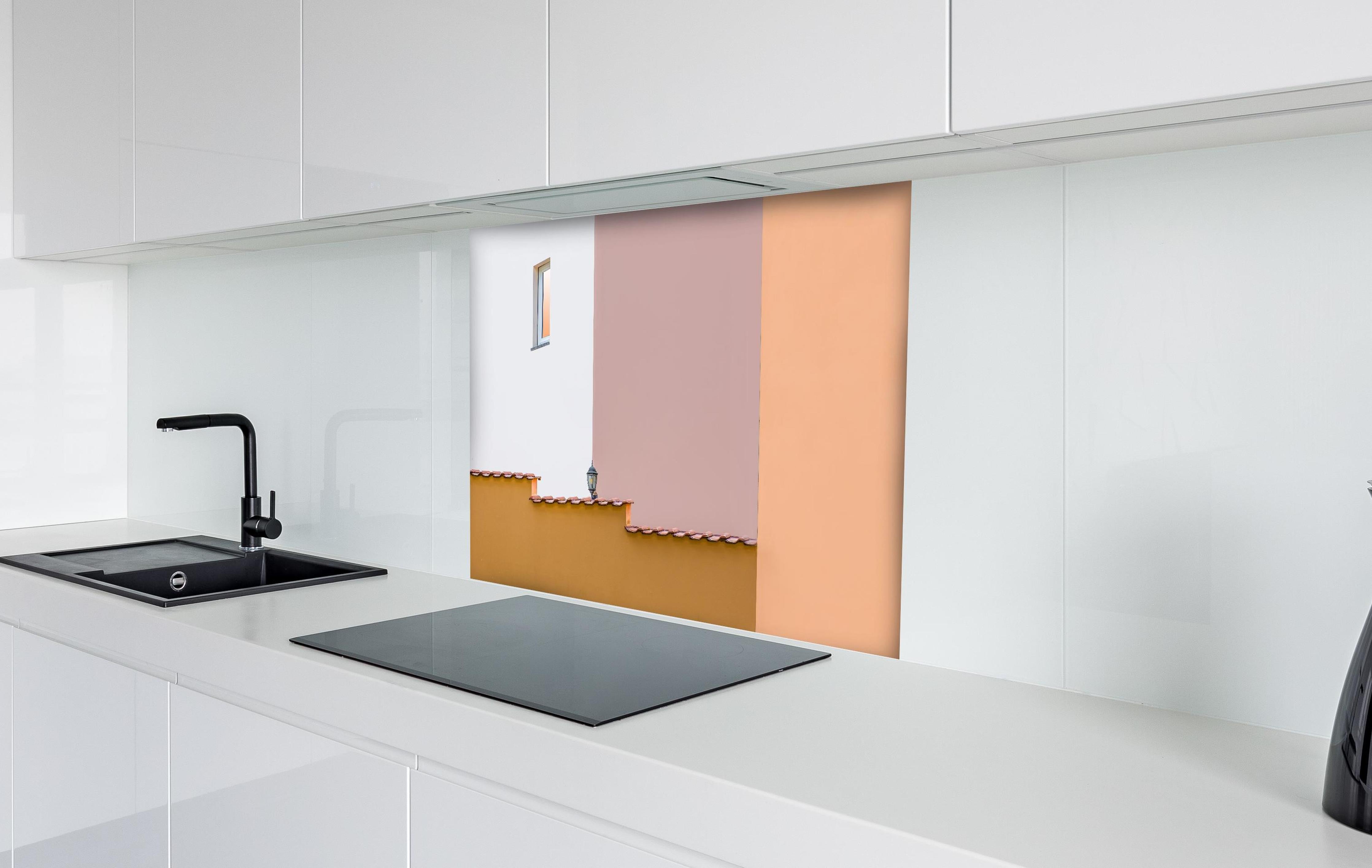 Spritzschutz - Urbanes Pastell-Dämmerlicht mit Straßenlaterne hinter einem Cerankochfeld zwischen Holz-Kochutensilien