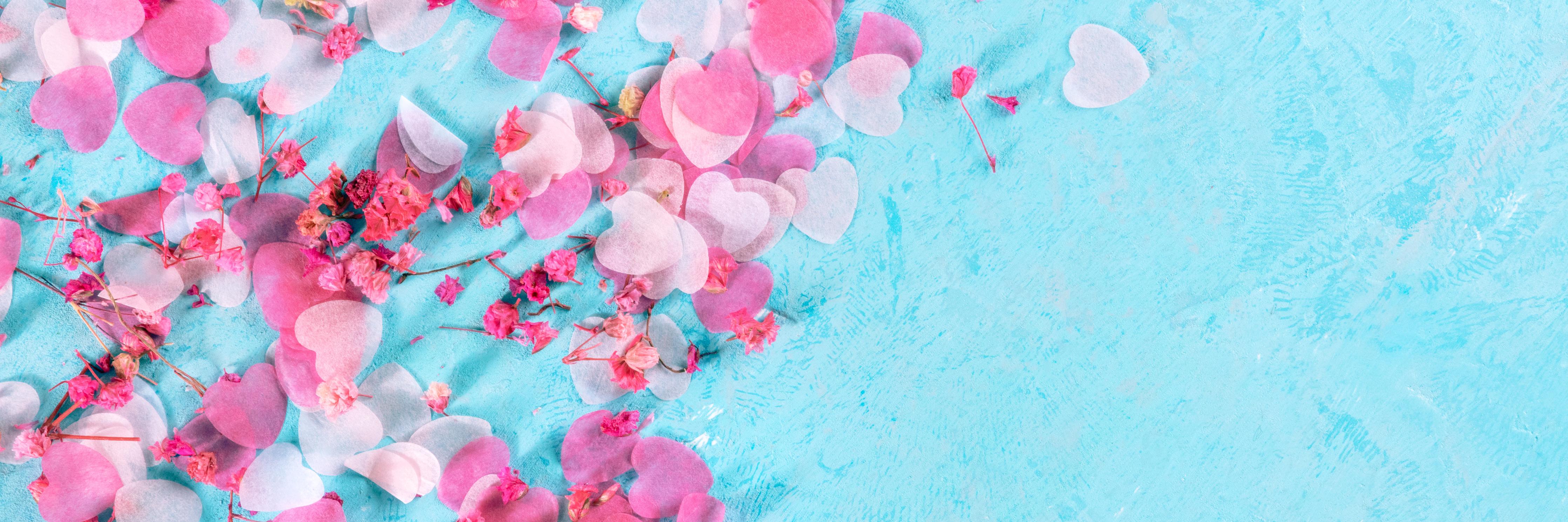 Spritzschutz-Valentinstag Herzen Blumen Blauer Hintergrund