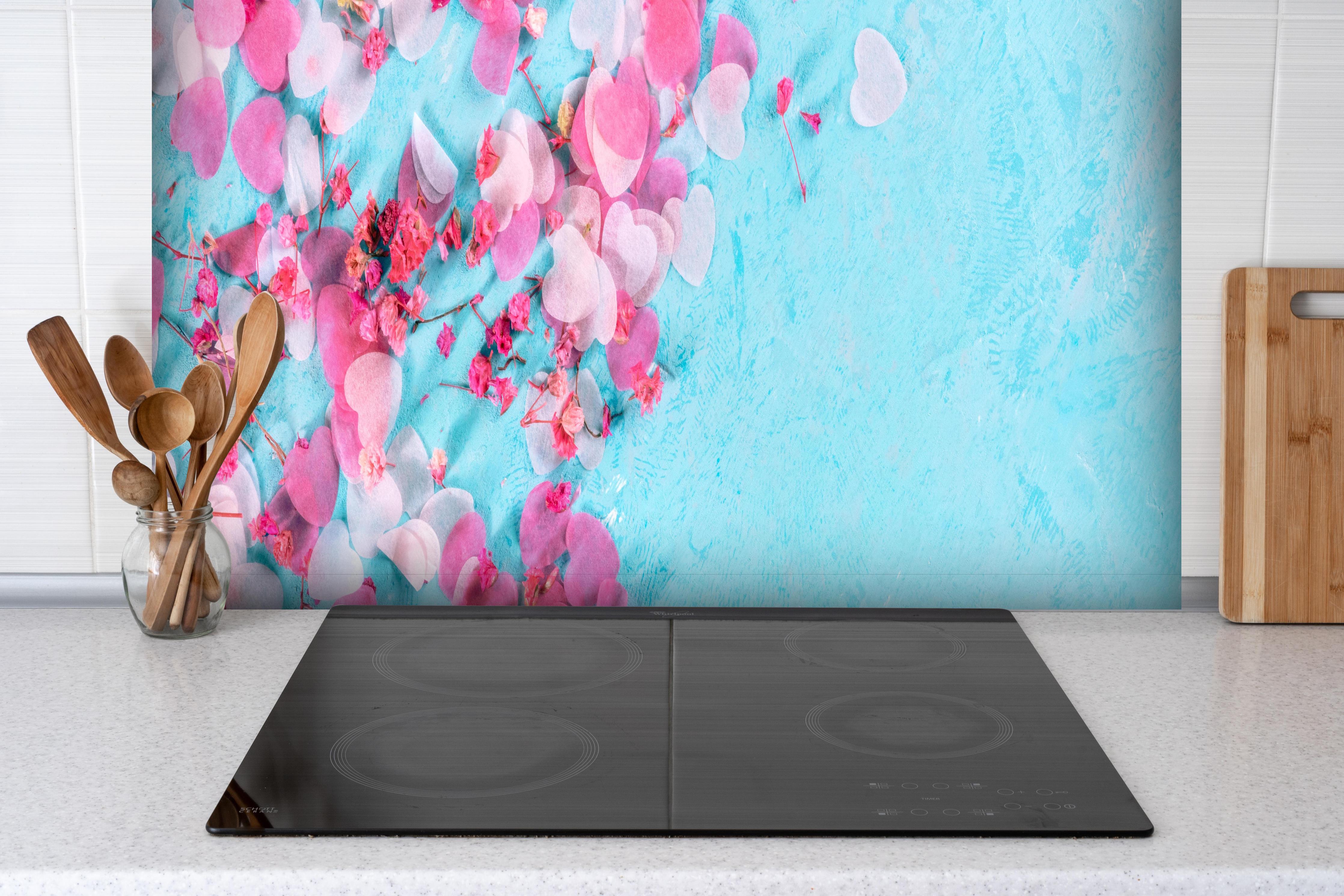 Spritzschutz - Valentinstag Herzen Blumen Blauer Hintergrund hinter einem Cerankochfeld zwischen Holz-Kochutensilien