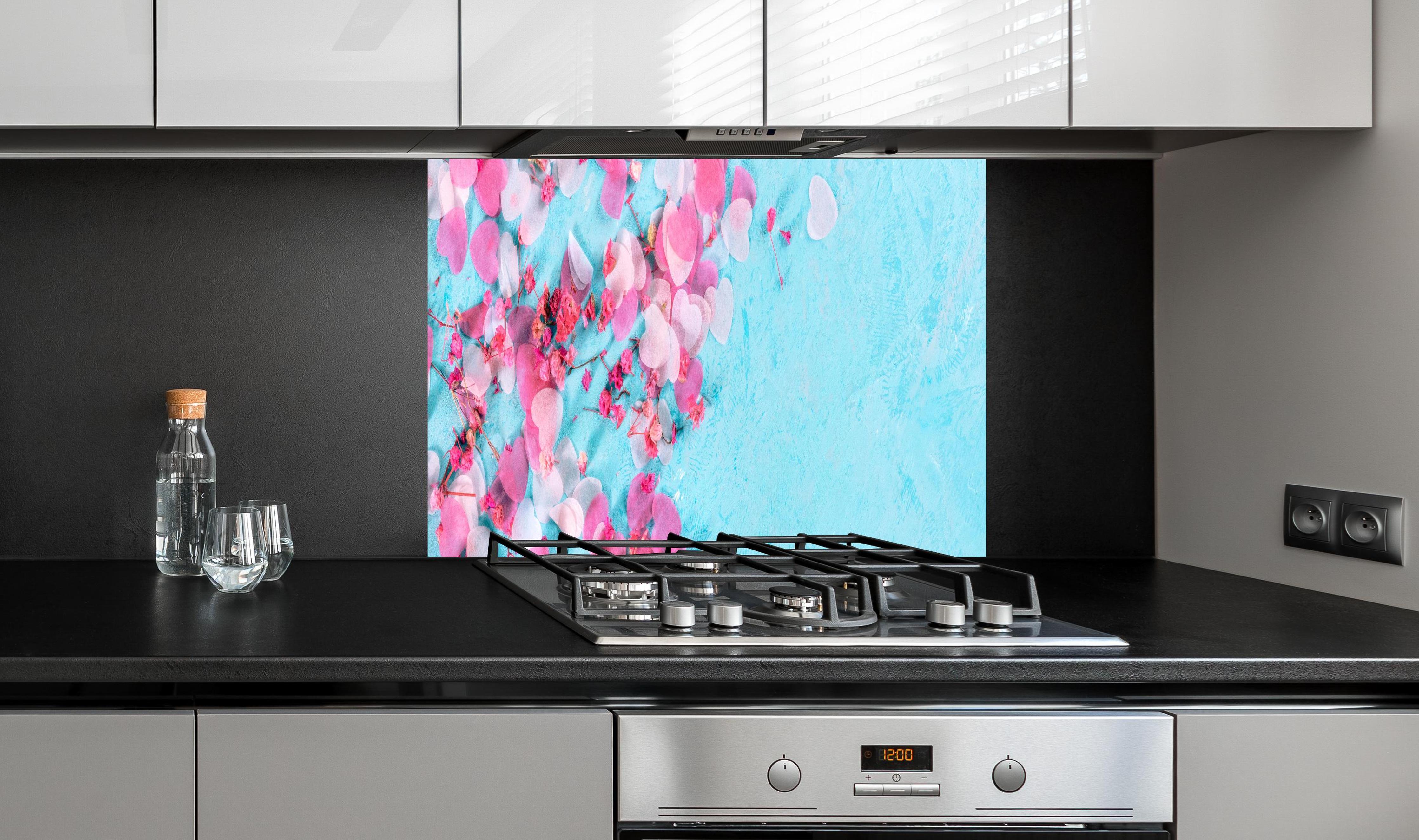 Spritzschutz - Valentinstag Herzen Blumen Blauer Hintergrund hinter einem Cerankochfeld zwischen Holz-Kochutensilien