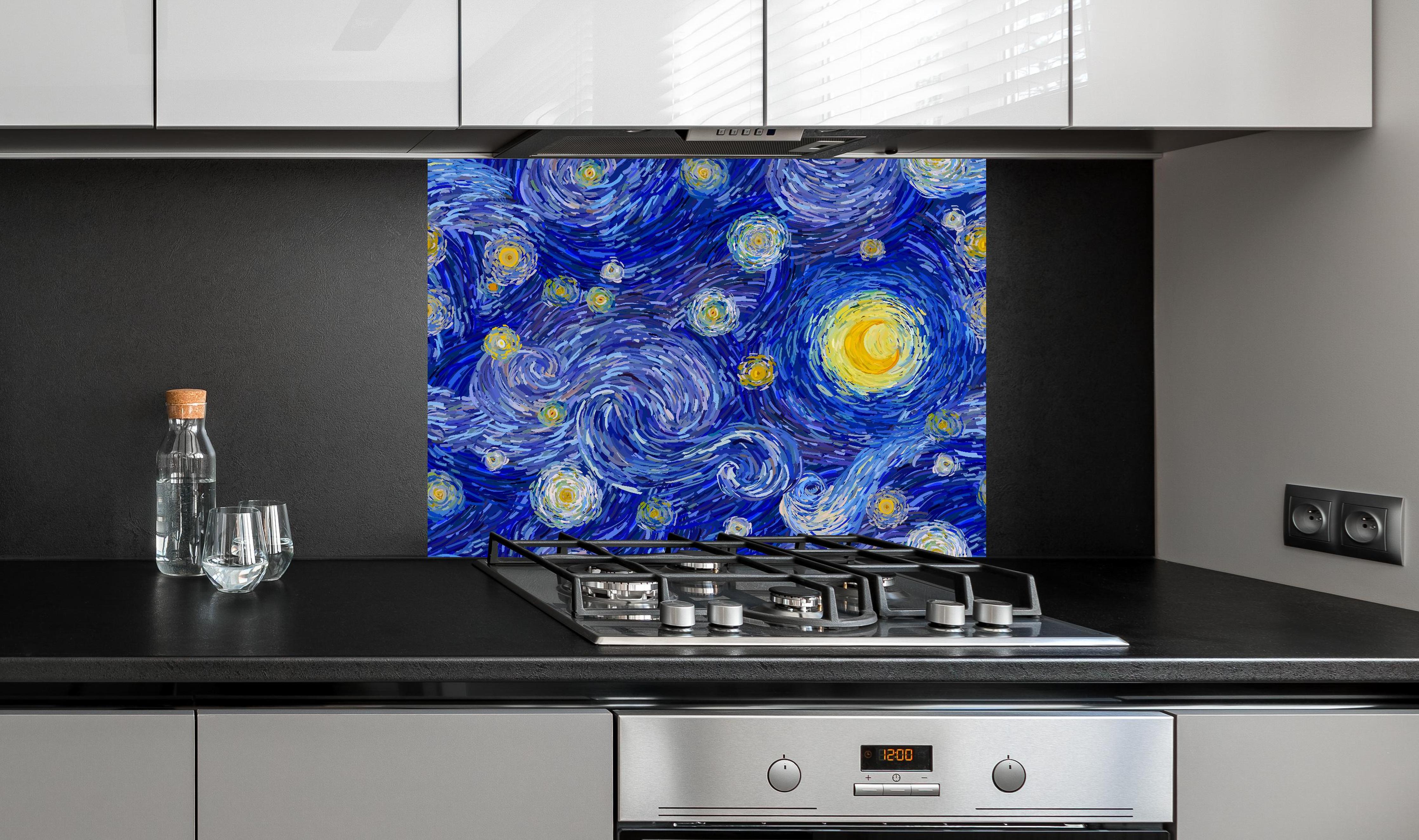 Spritzschutz - Van Gogh Starry Night Druck Blau Gelb hinter einem Cerankochfeld zwischen Holz-Kochutensilien