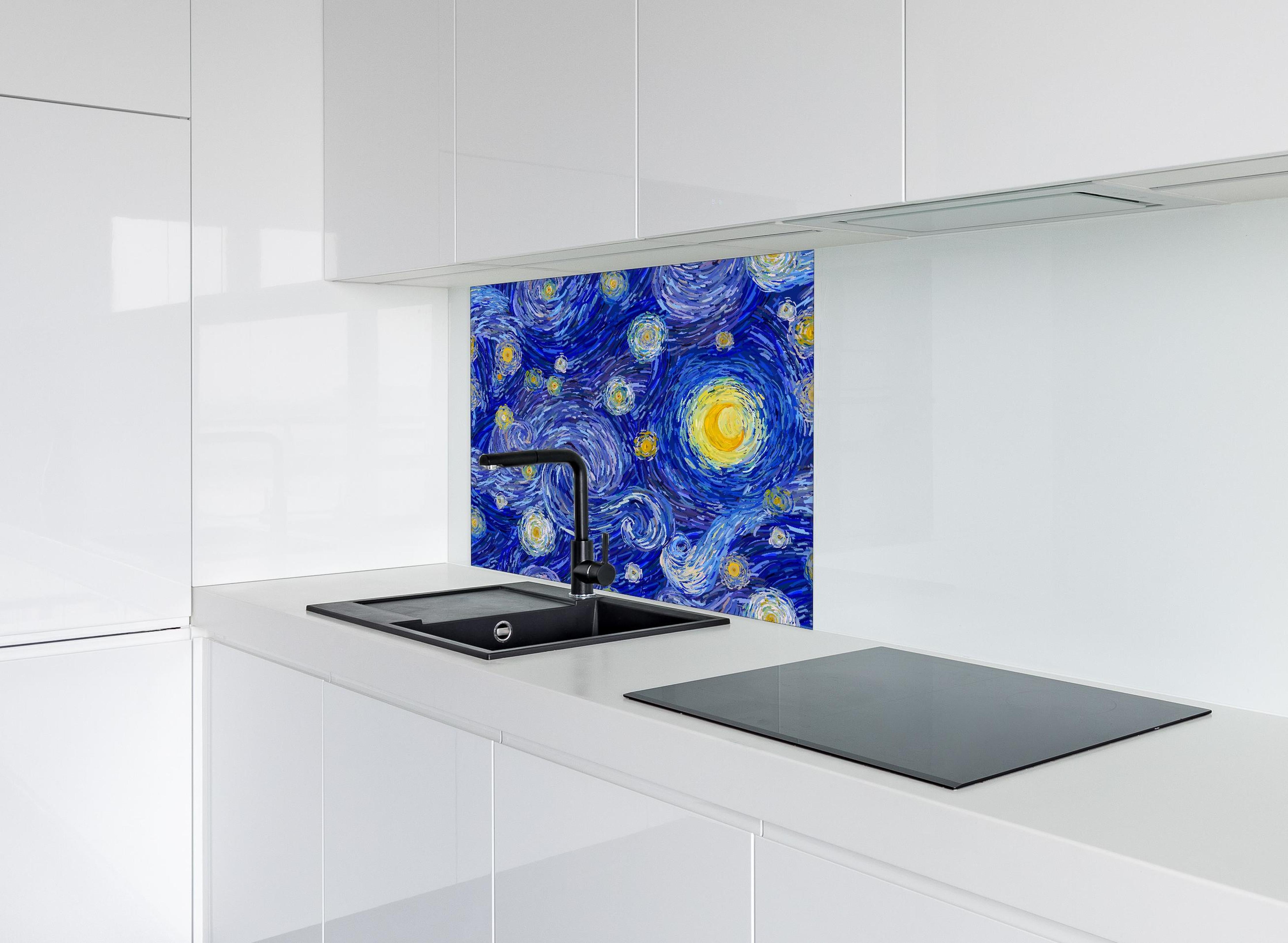 Spritzschutz - Van Gogh Starry Night Druck Blau Gelb hinter einem Cerankochfeld zwischen Holz-Kochutensilien
