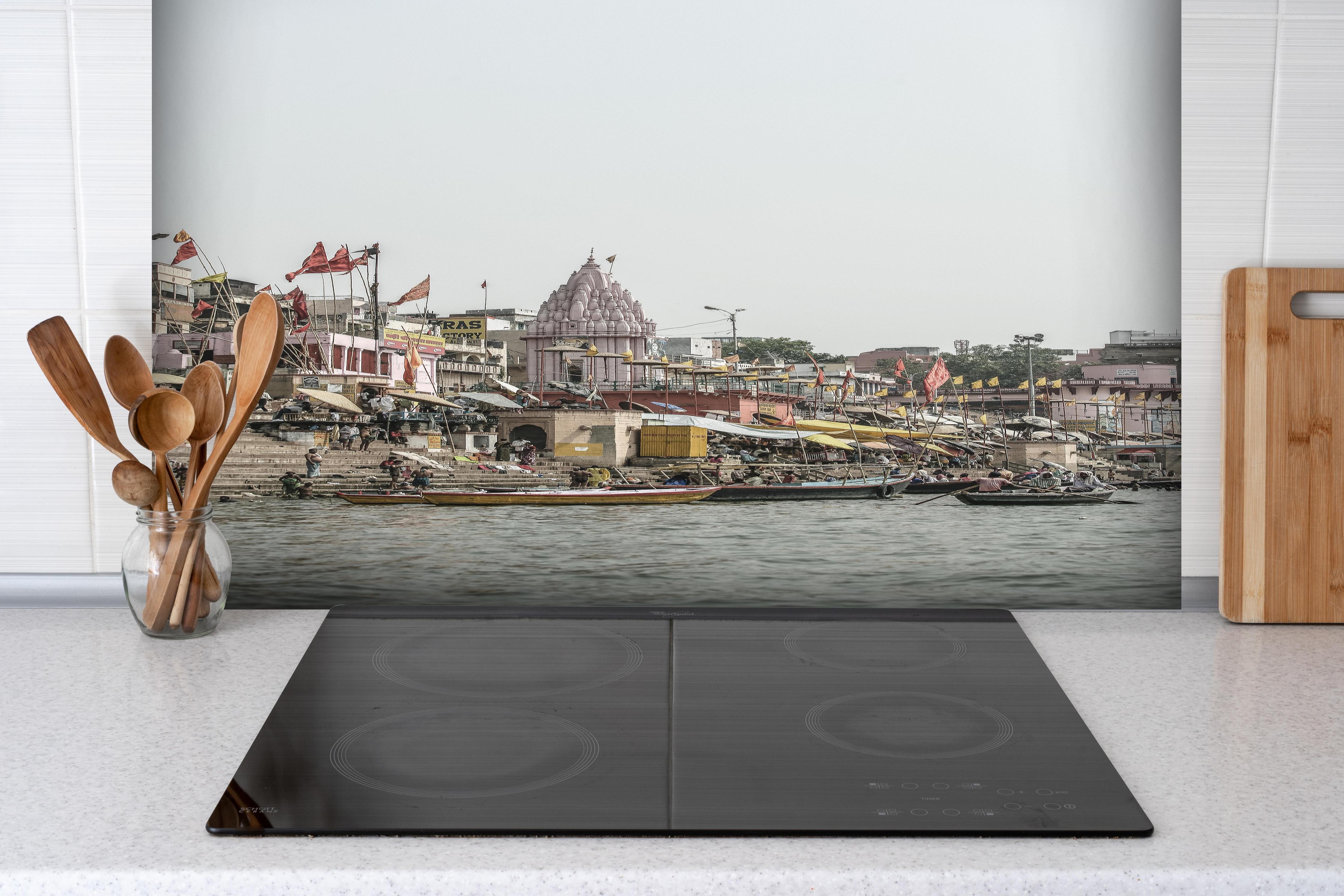 Spritzschutz - Varanasi Ghats - Heiliges Indien am Ganges hinter einem Cerankochfeld zwischen Holz-Kochutensilien