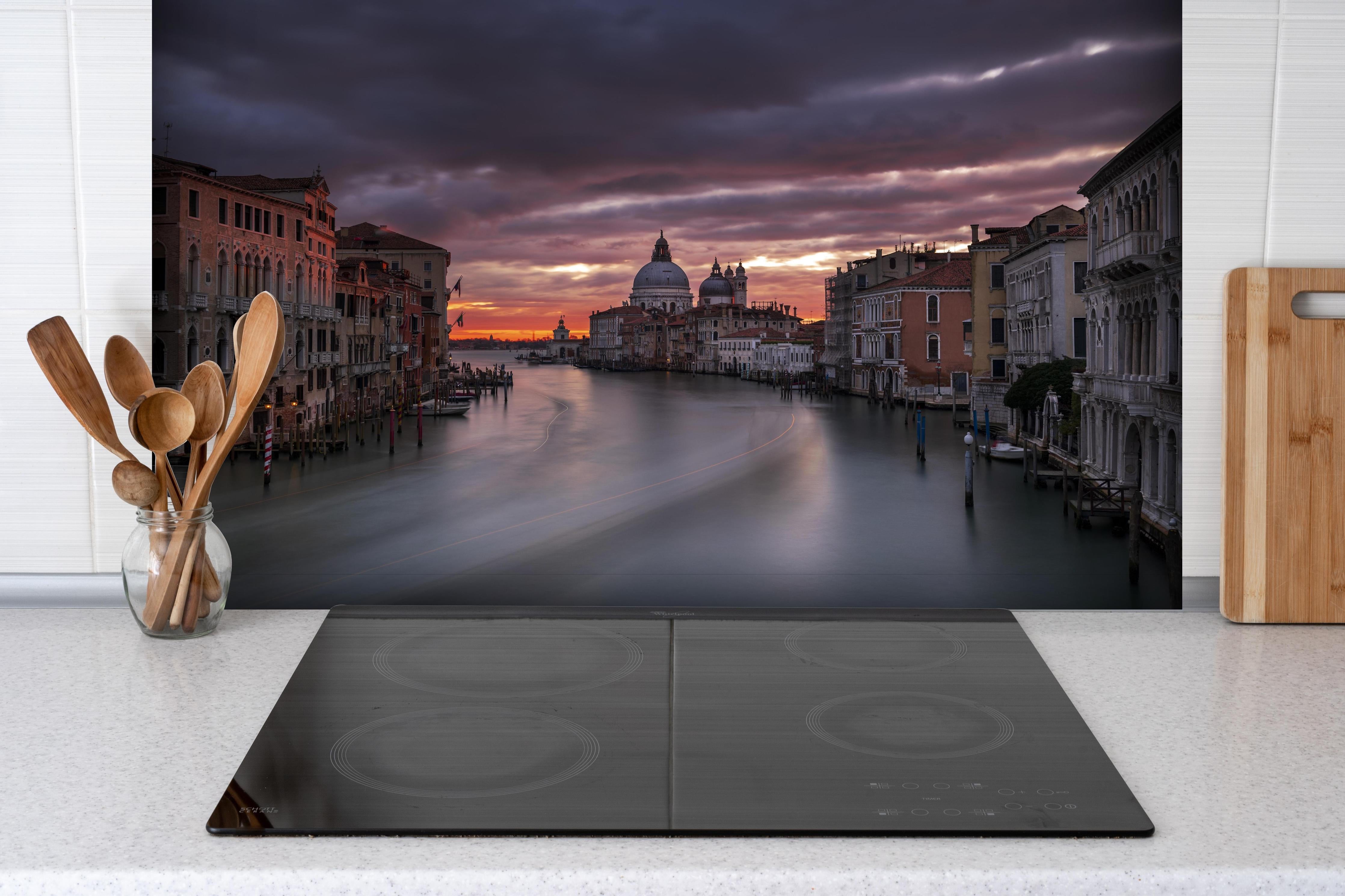 Spritzschutz - Venedig - Sonnenaufgang hinter einem Cerankochfeld zwischen Holz-Kochutensilien