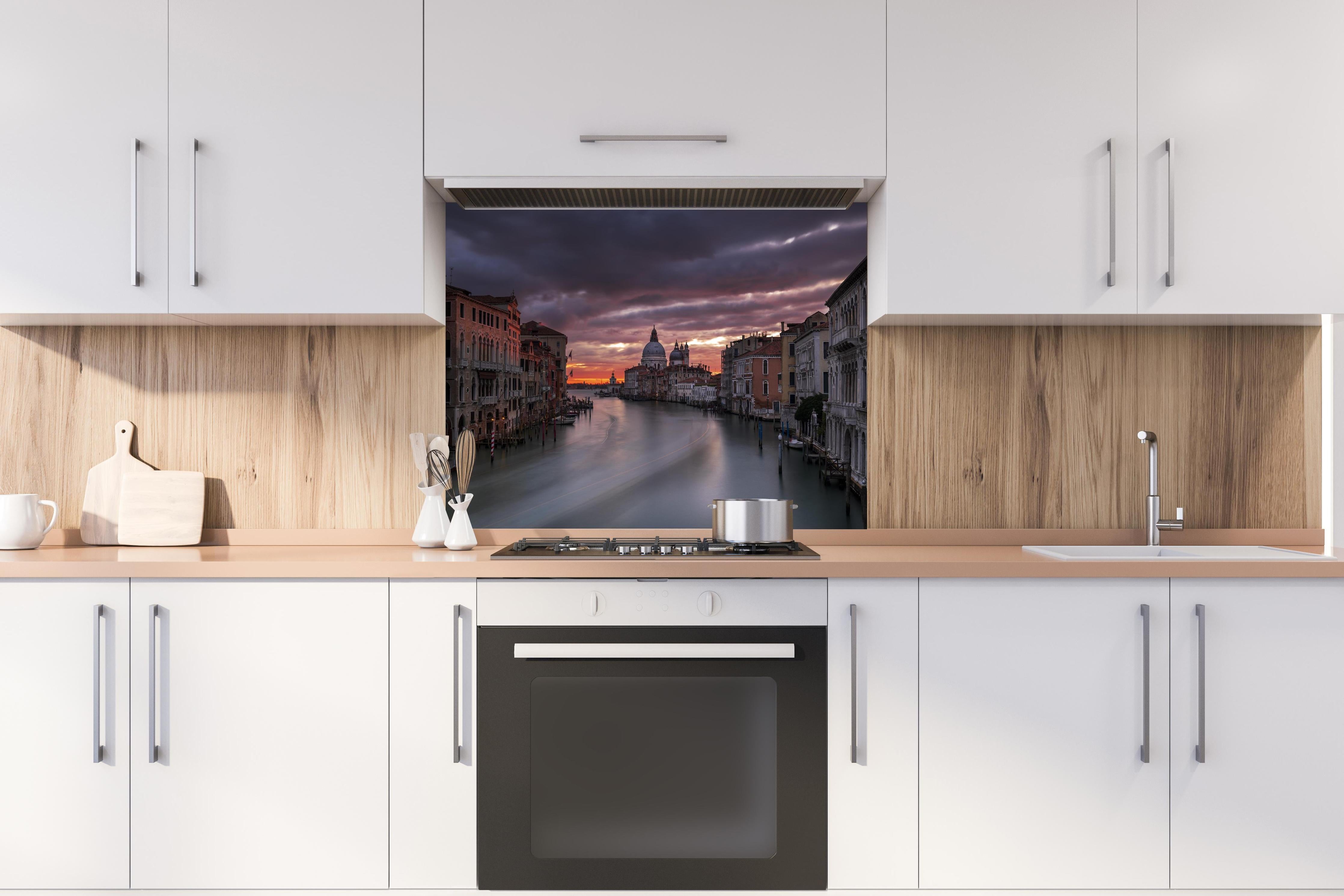 Spritzschutz - Venedig - Sonnenaufgang hinter einem Cerankochfeld zwischen Holz-Kochutensilien