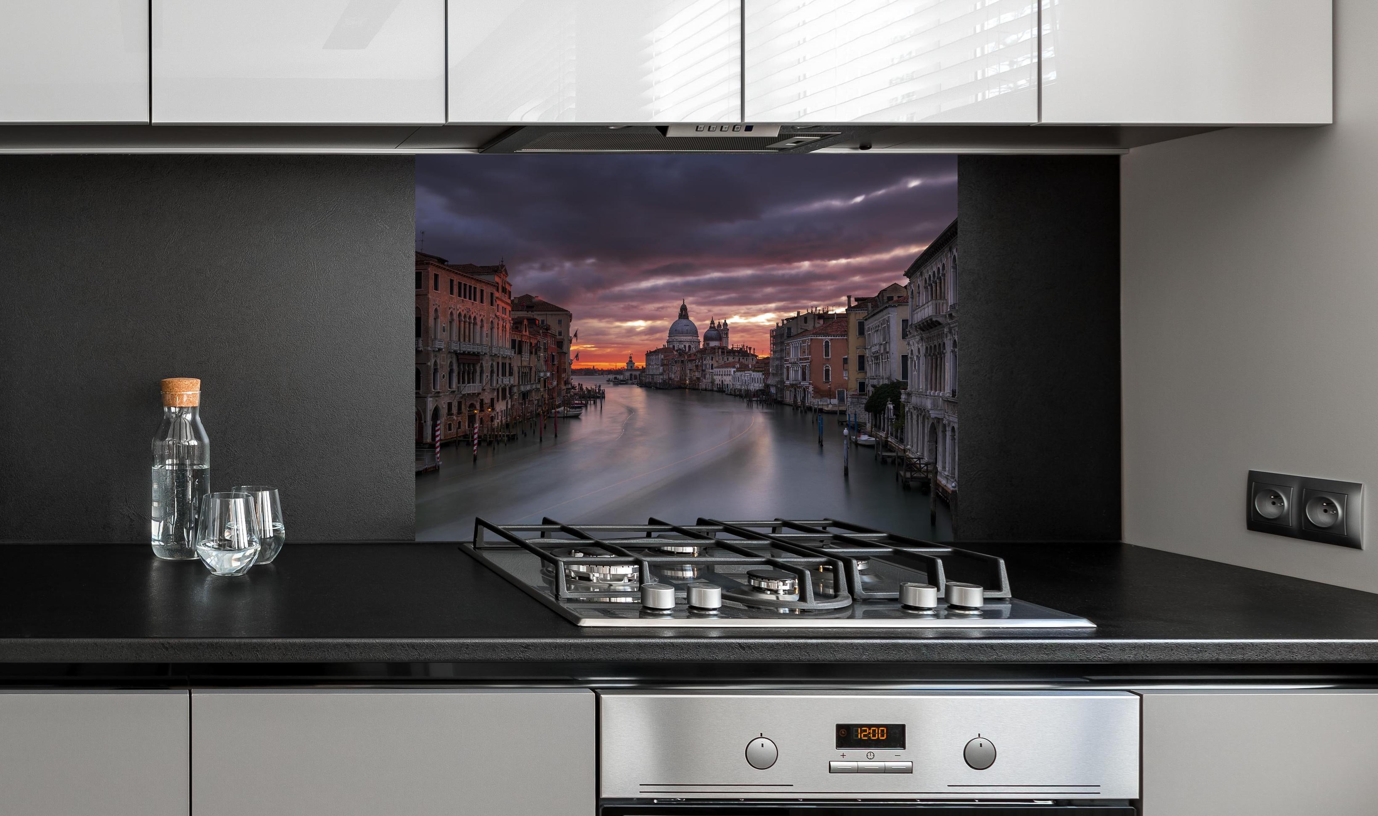 Spritzschutz - Venedig - Sonnenaufgang hinter einem Cerankochfeld zwischen Holz-Kochutensilien