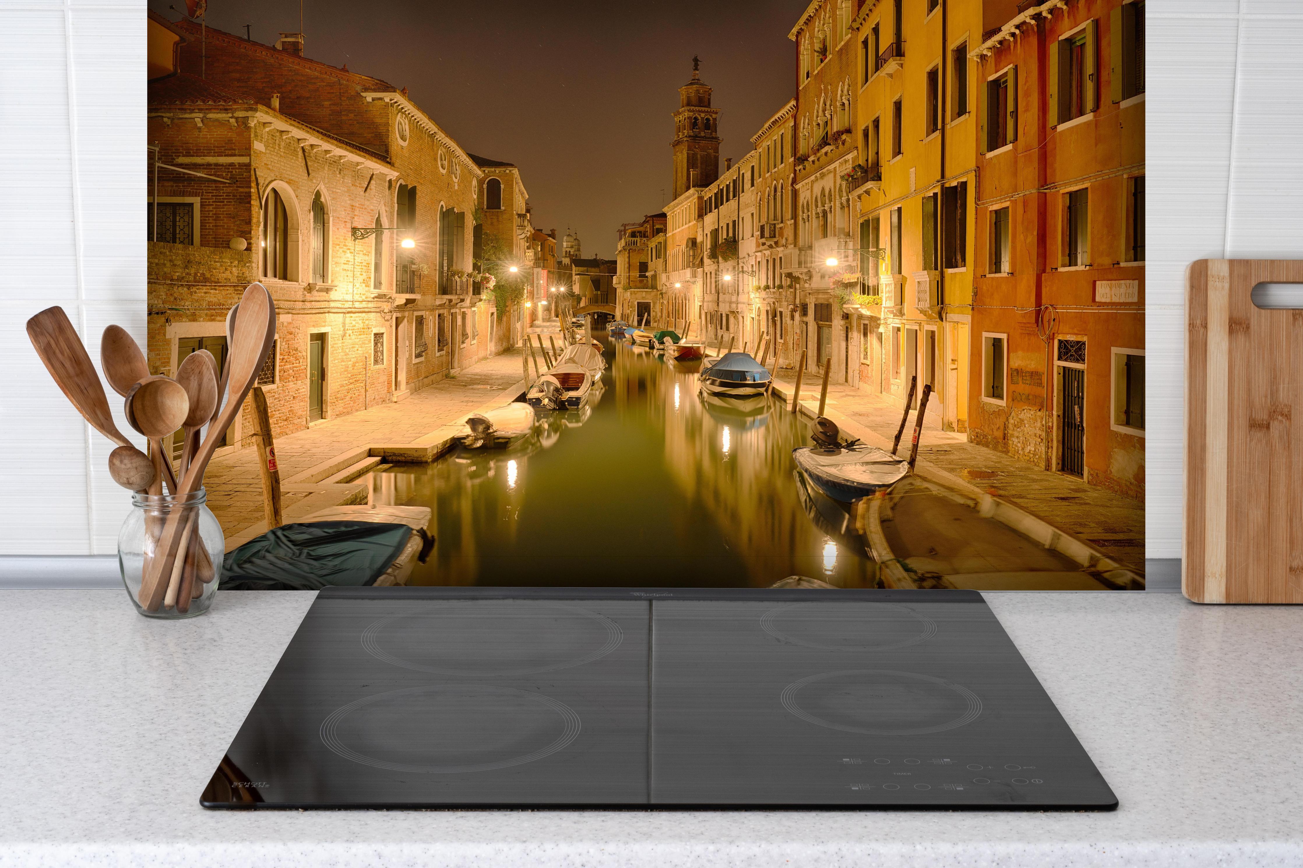 Spritzschutz - Venedig - Venezia in Nacht 1 hinter einem Cerankochfeld zwischen Holz-Kochutensilien