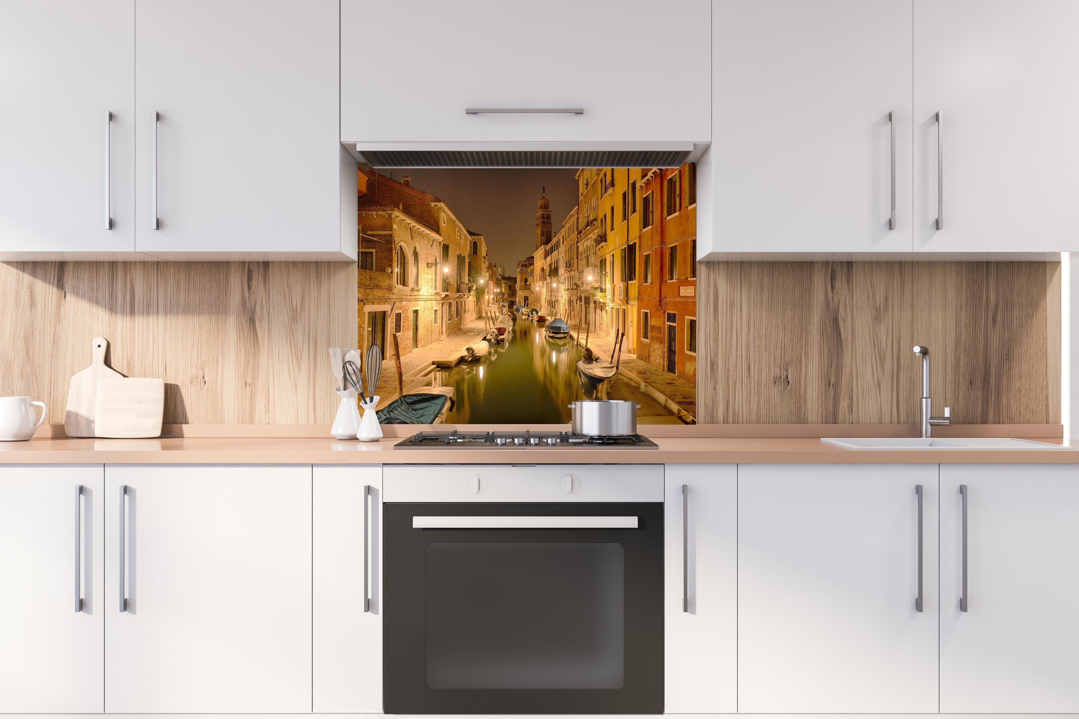 Spritzschutz - Venedig - Venezia in Nacht 1 hinter einem Cerankochfeld zwischen Holz-Kochutensilien