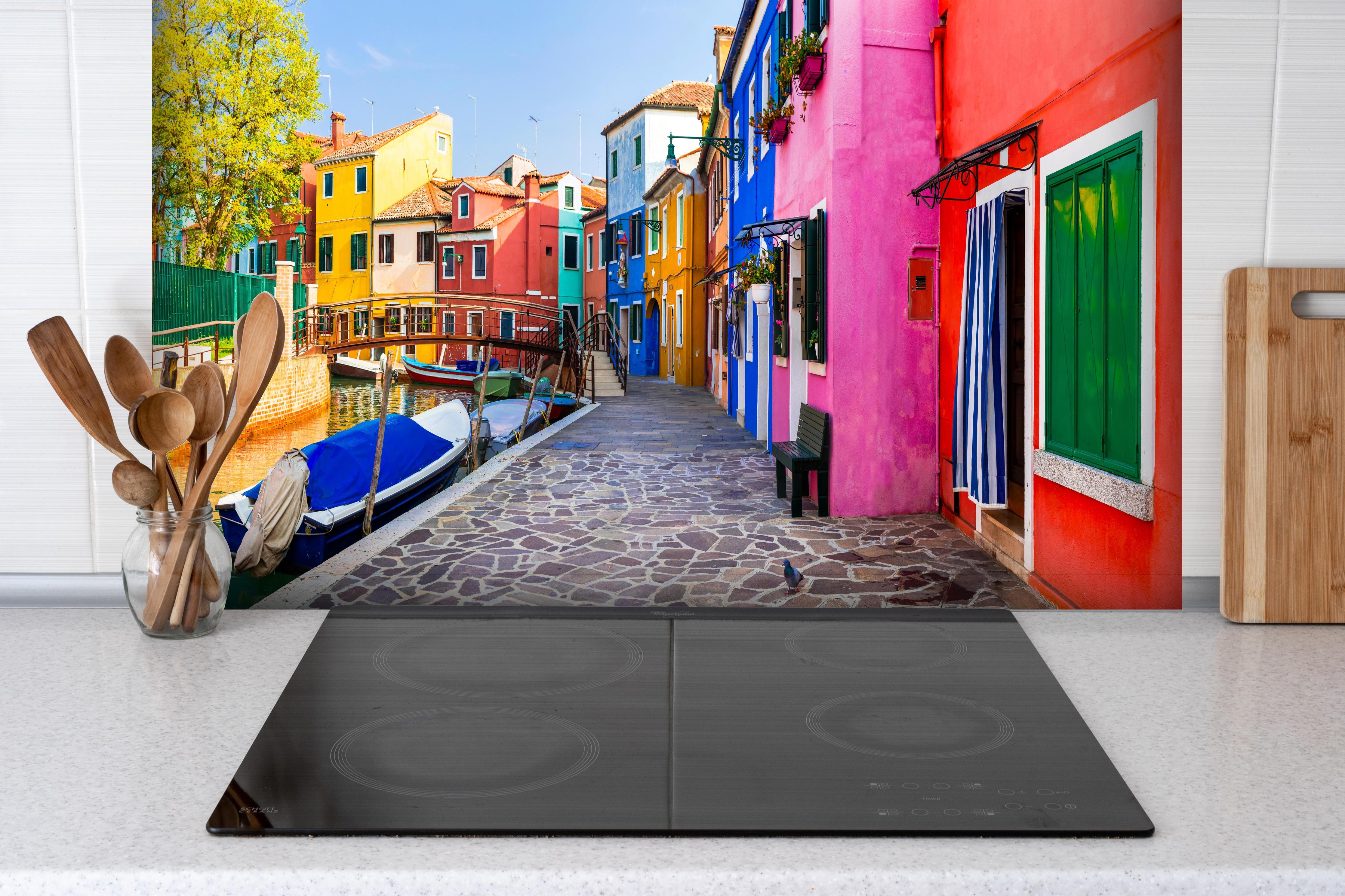Spritzschutz - Venedig - traditionelle Fischerstadt hinter einem Cerankochfeld zwischen Holz-Kochutensilien