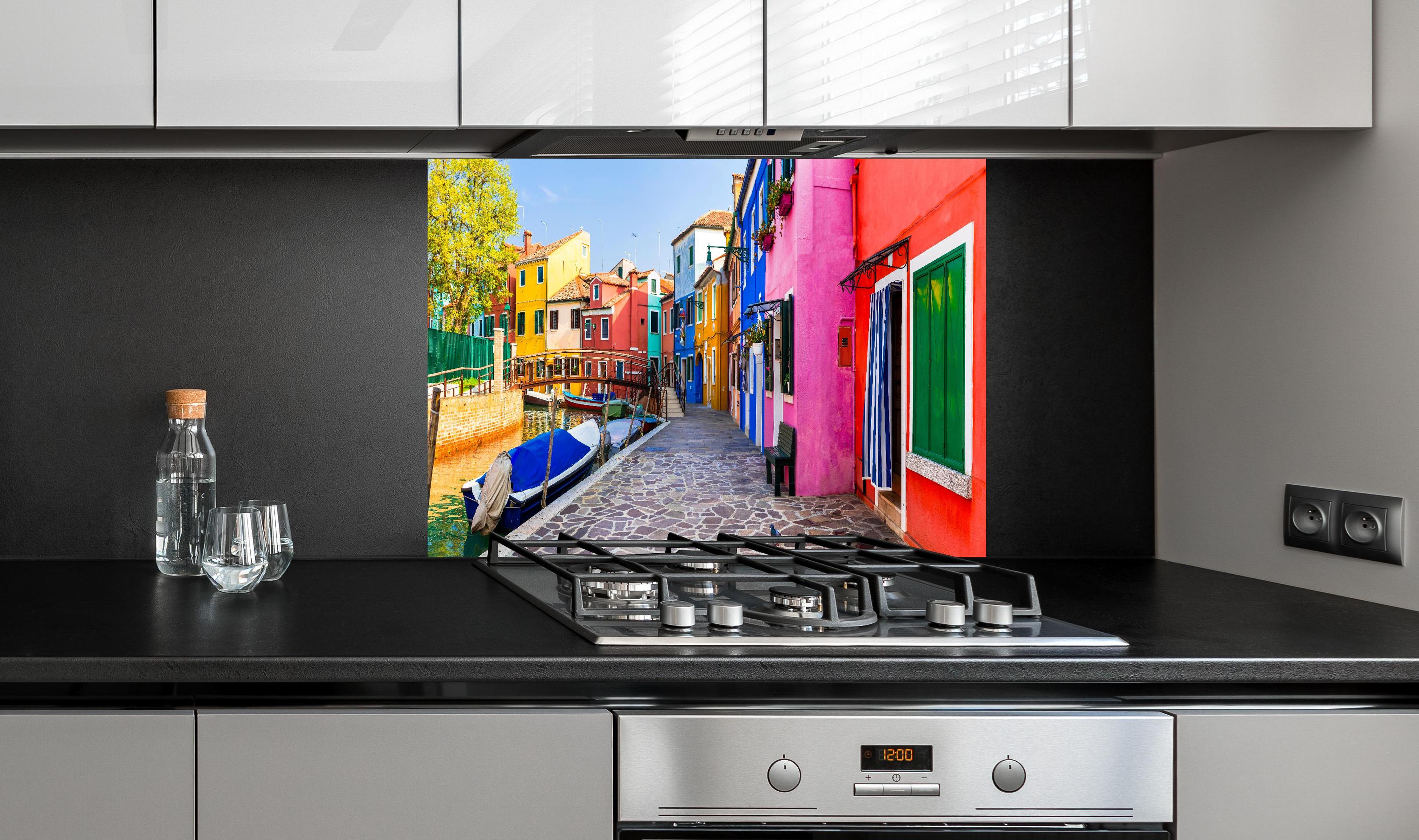 Spritzschutz - Venedig - traditionelle Fischerstadt hinter einem Cerankochfeld zwischen Holz-Kochutensilien