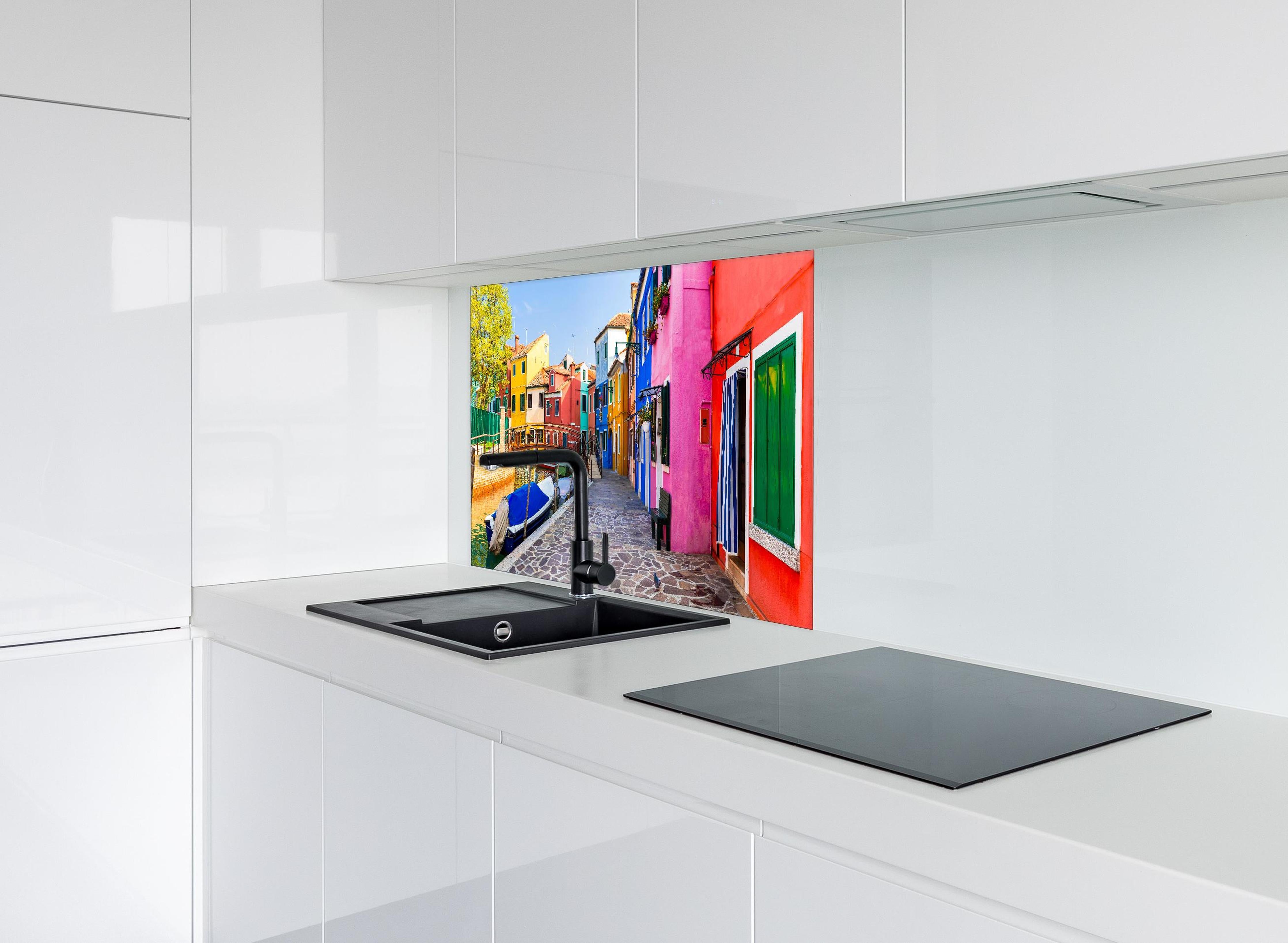 Spritzschutz - Venedig - traditionelle Fischerstadt hinter einem Cerankochfeld zwischen Holz-Kochutensilien