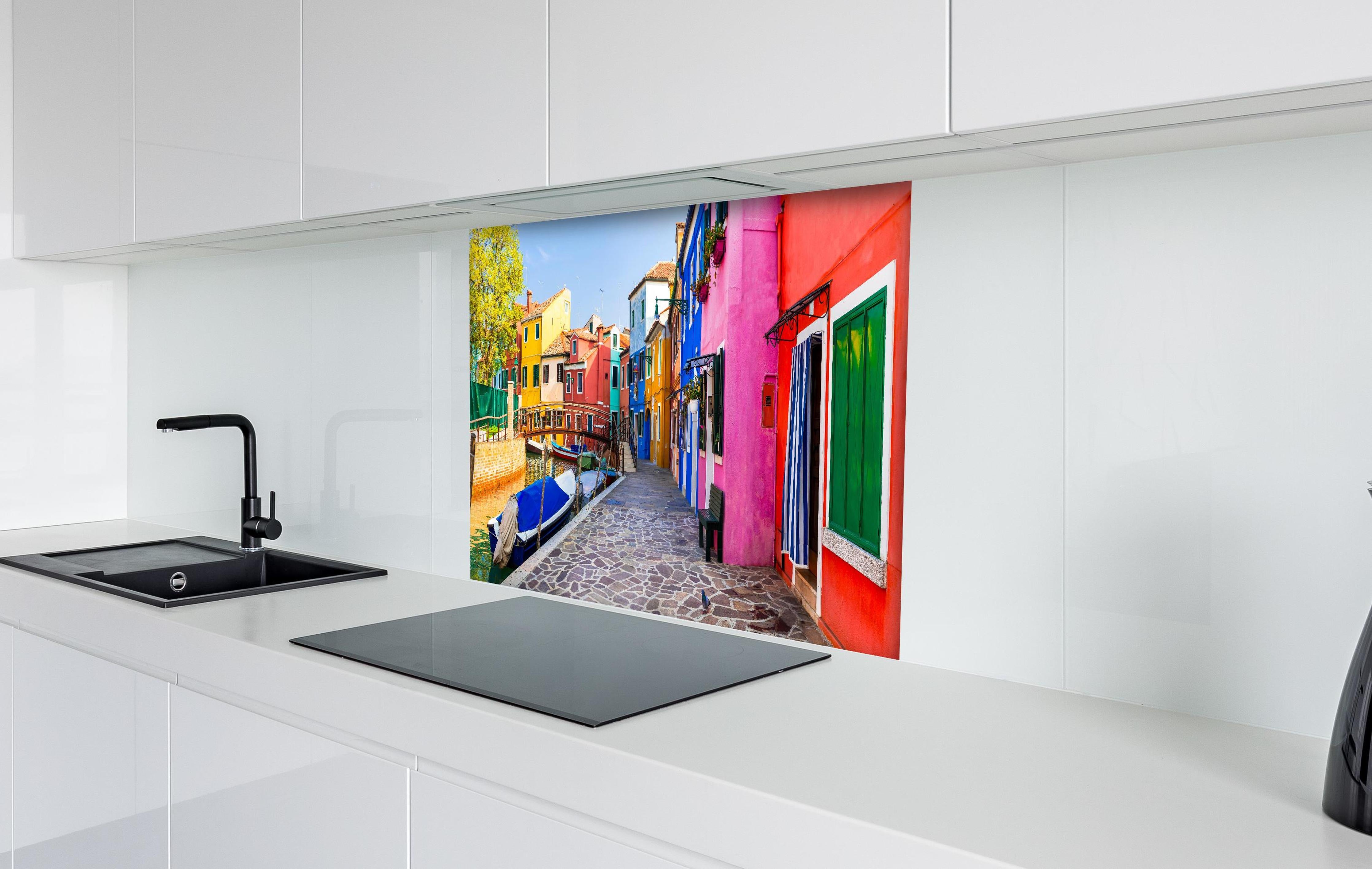 Spritzschutz - Venedig - traditionelle Fischerstadt hinter einem Cerankochfeld zwischen Holz-Kochutensilien