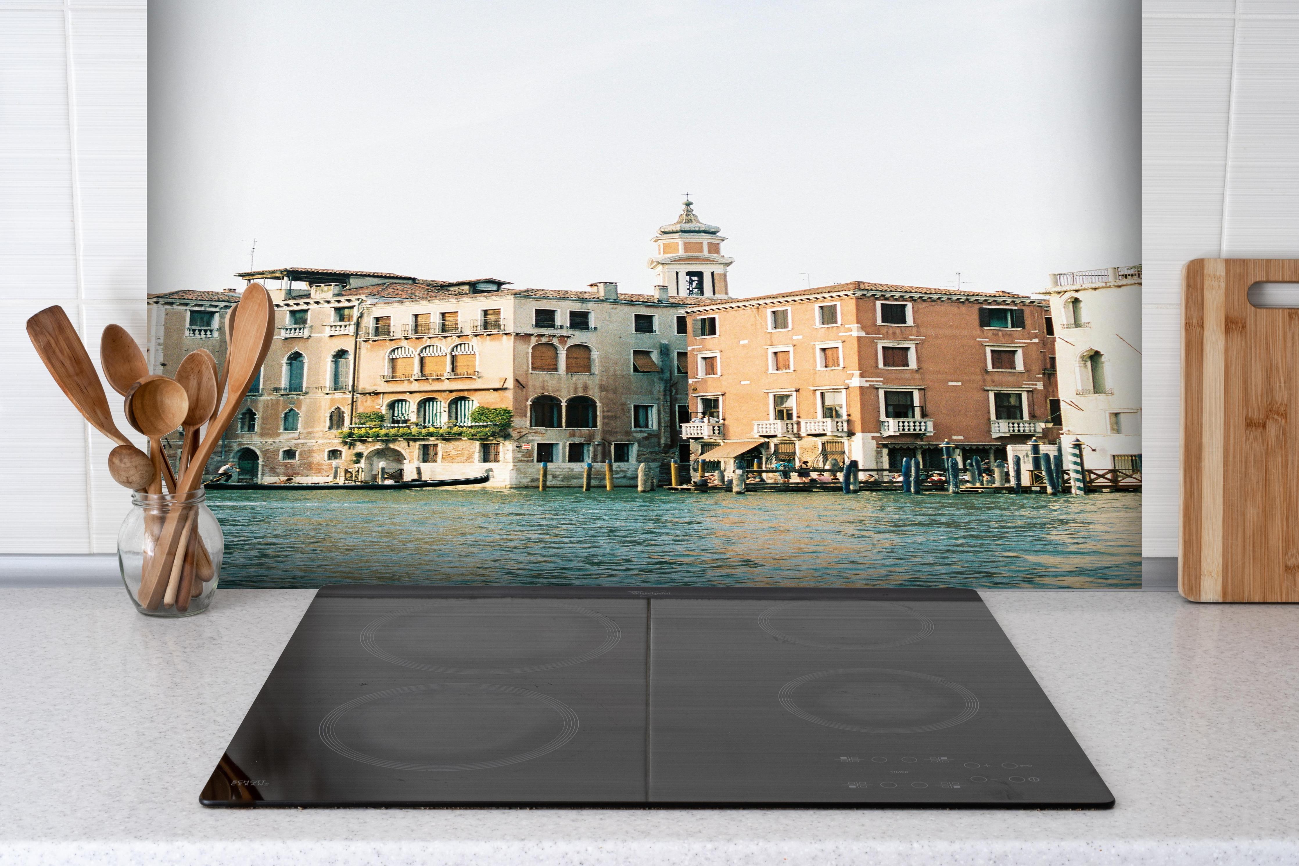 Spritzschutz - Venedig Grand Canal Architektur Sommer hinter einem Cerankochfeld zwischen Holz-Kochutensilien
