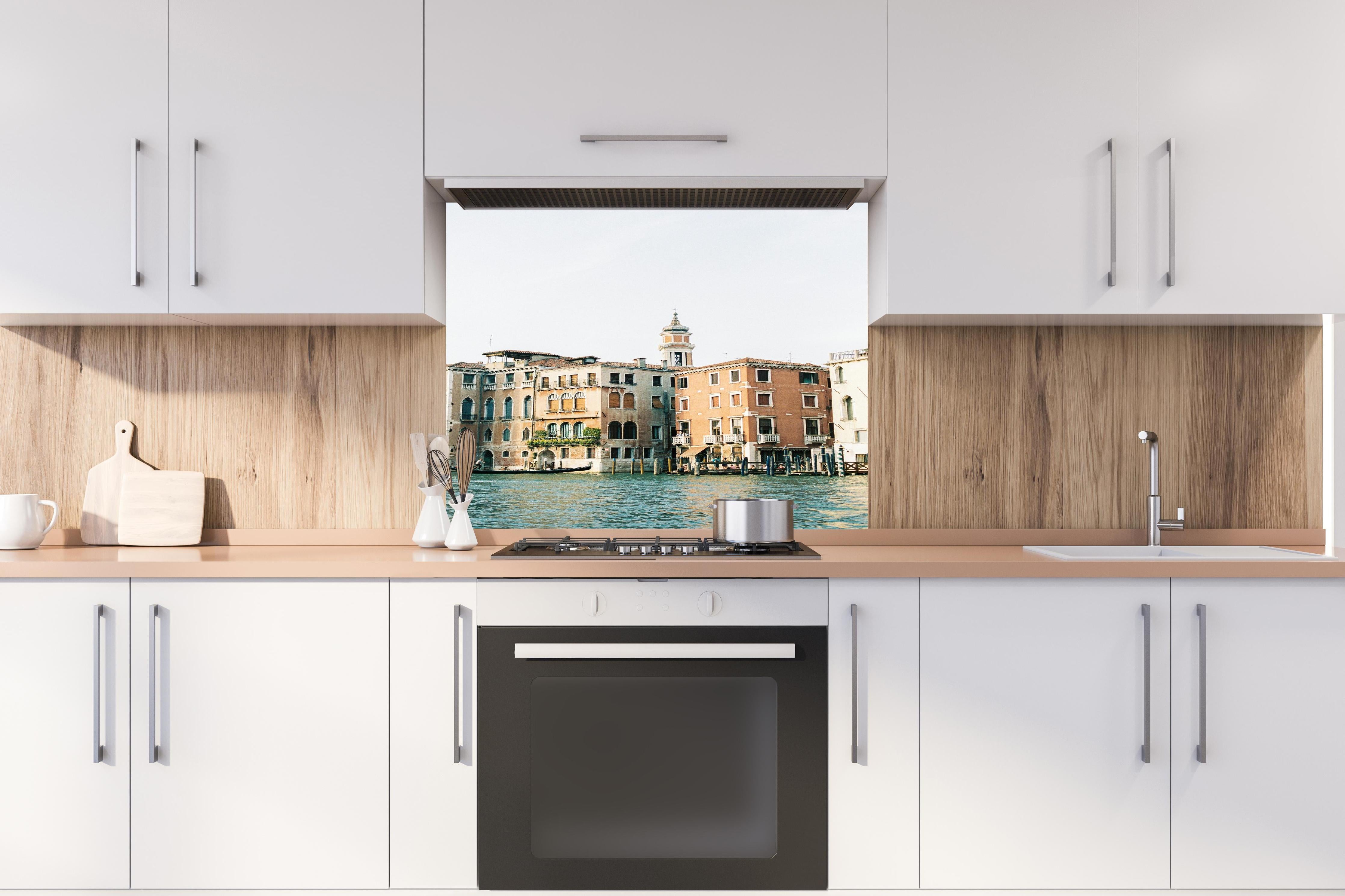 Spritzschutz - Venedig Grand Canal Architektur Sommer hinter einem Cerankochfeld zwischen Holz-Kochutensilien
