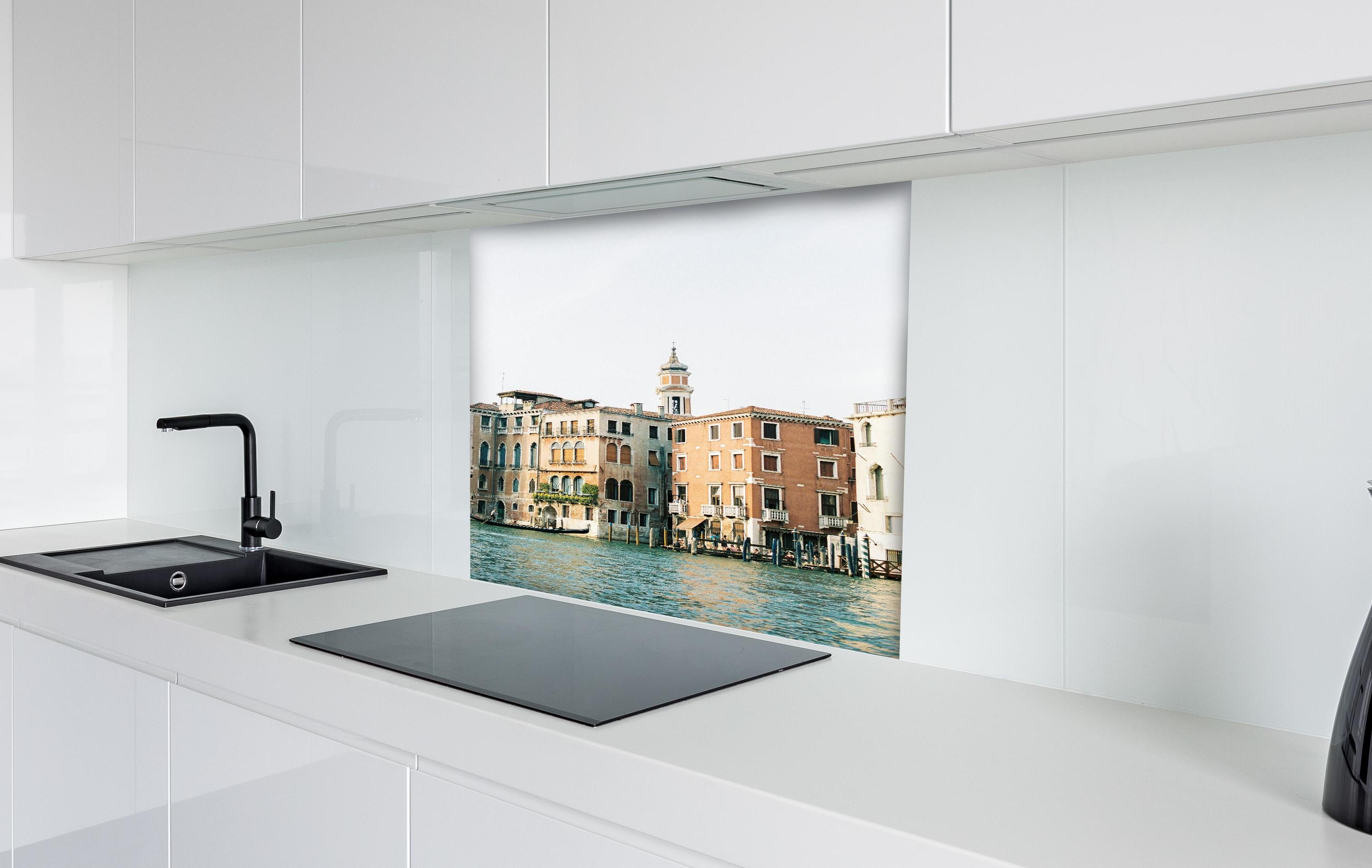 Spritzschutz - Venedig Grand Canal Architektur Sommer hinter einem Cerankochfeld zwischen Holz-Kochutensilien