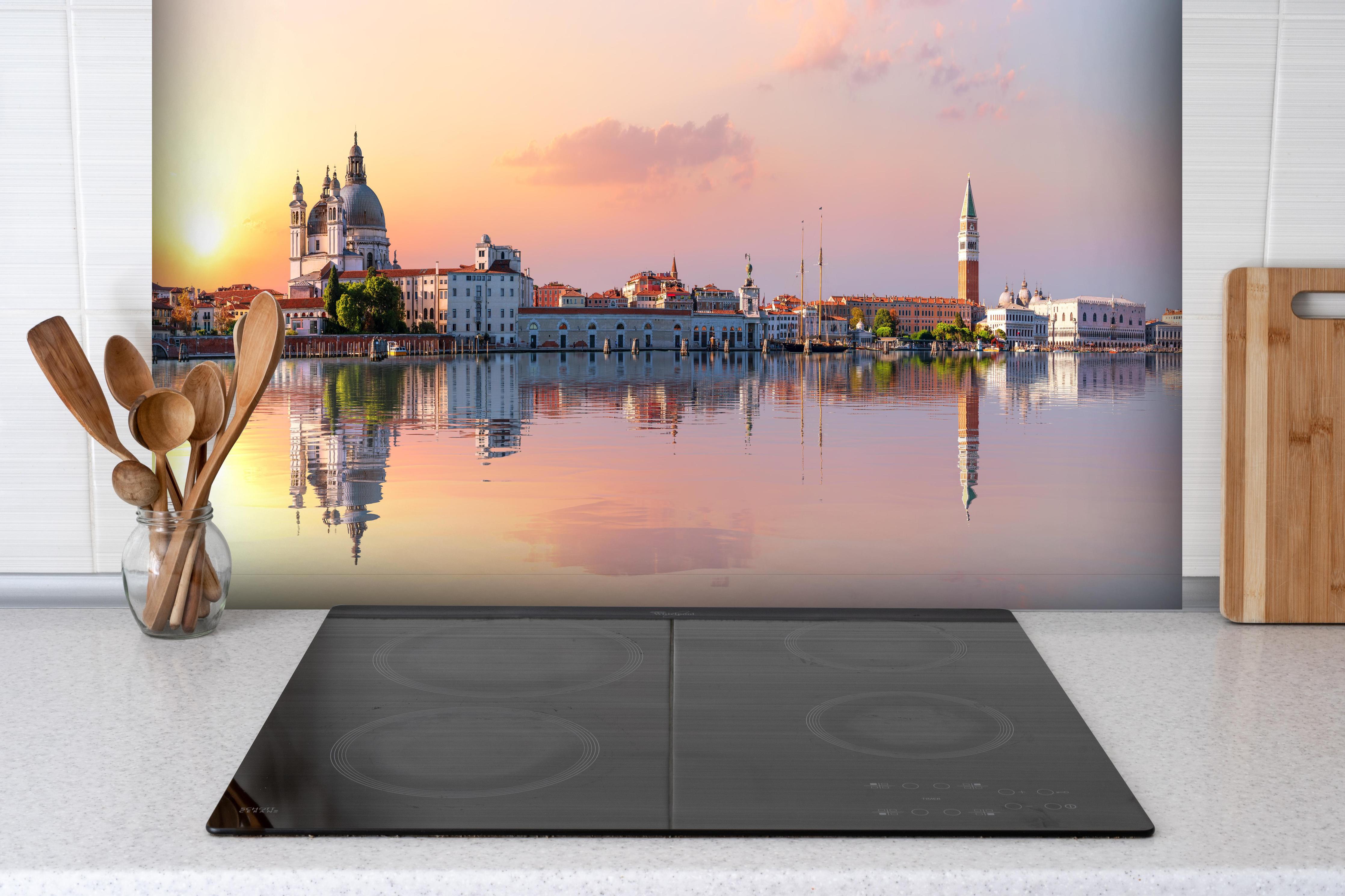 Spritzschutz - Venedig-Panorama bei Sonnenuntergang hinter einem Cerankochfeld zwischen Holz-Kochutensilien