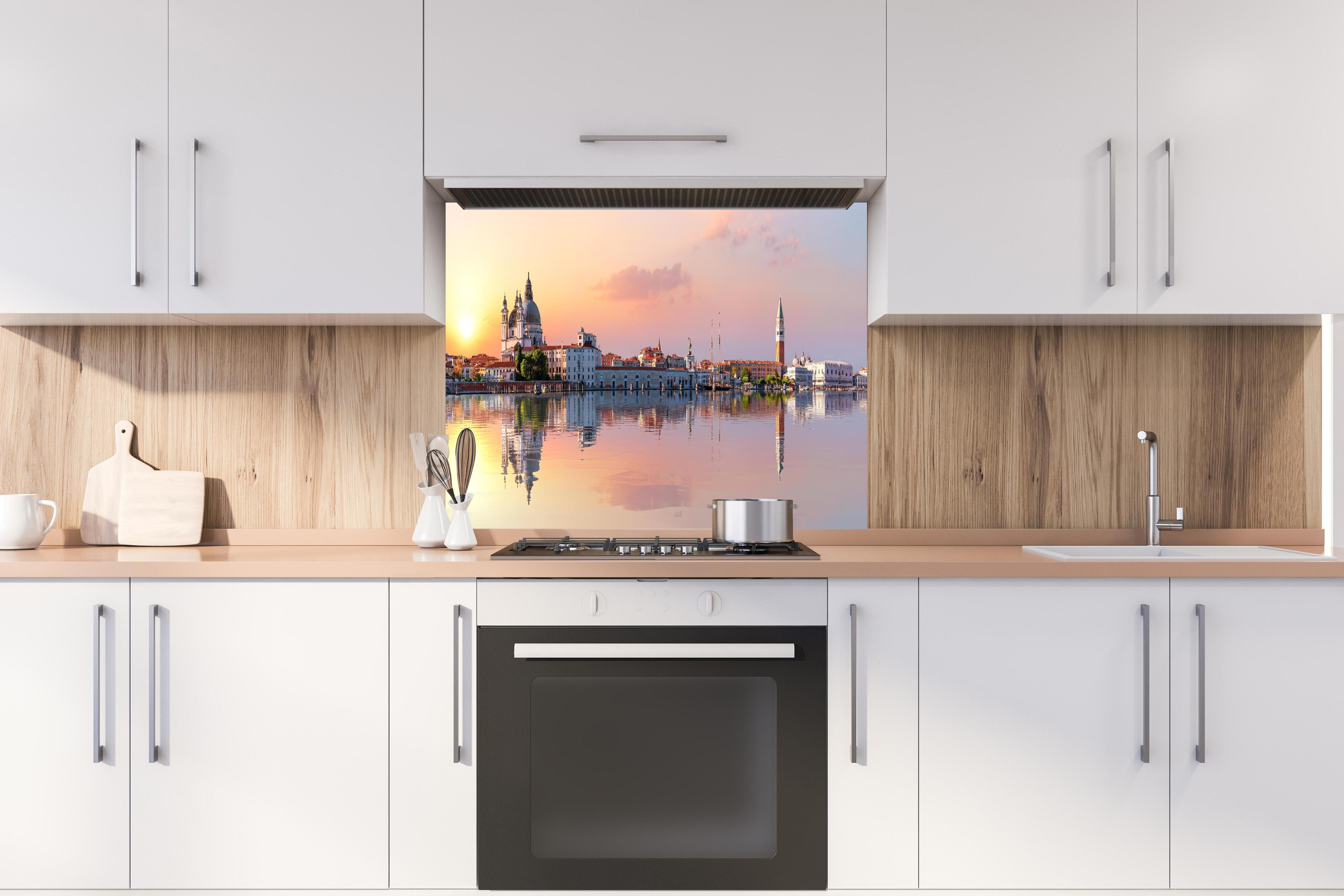 Spritzschutz - Venedig-Panorama bei Sonnenuntergang hinter einem Cerankochfeld zwischen Holz-Kochutensilien