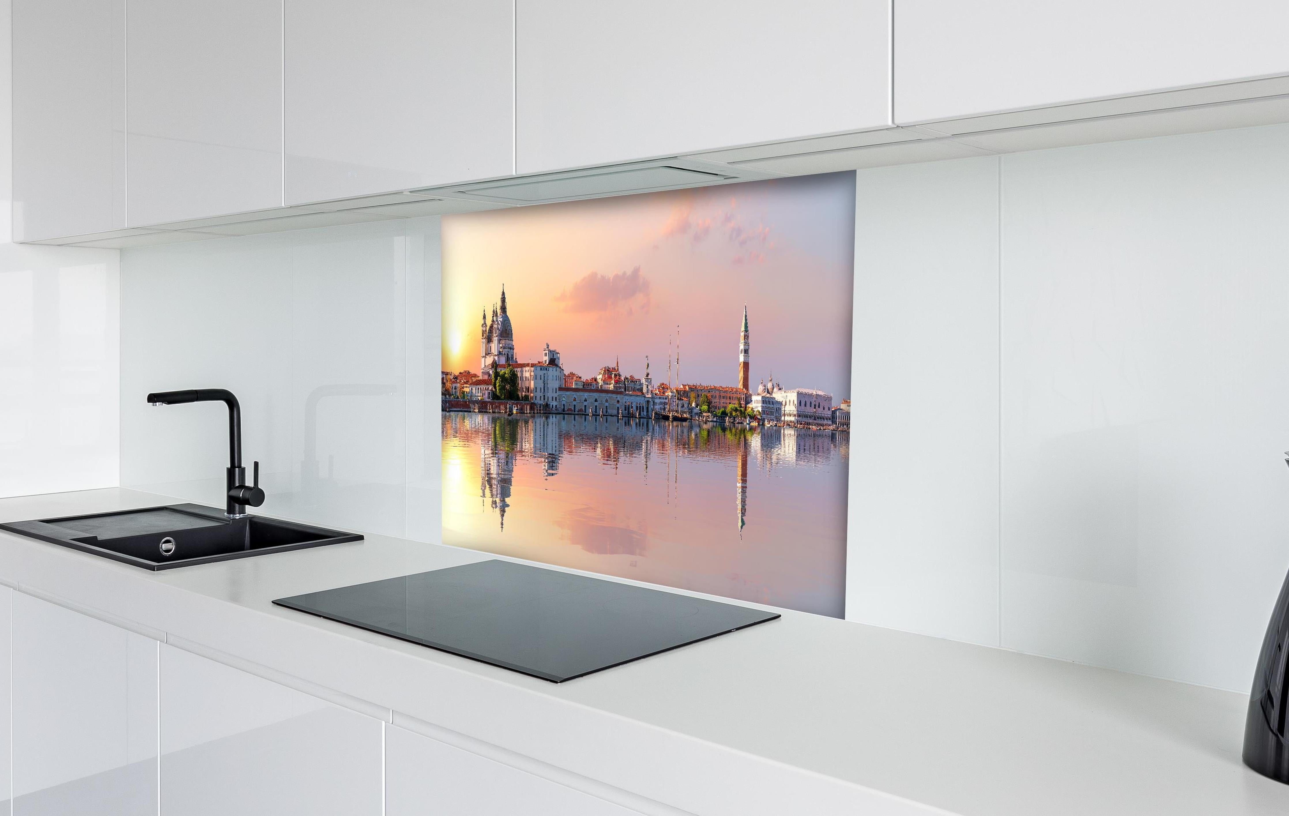 Spritzschutz - Venedig-Panorama bei Sonnenuntergang hinter einem Cerankochfeld zwischen Holz-Kochutensilien
