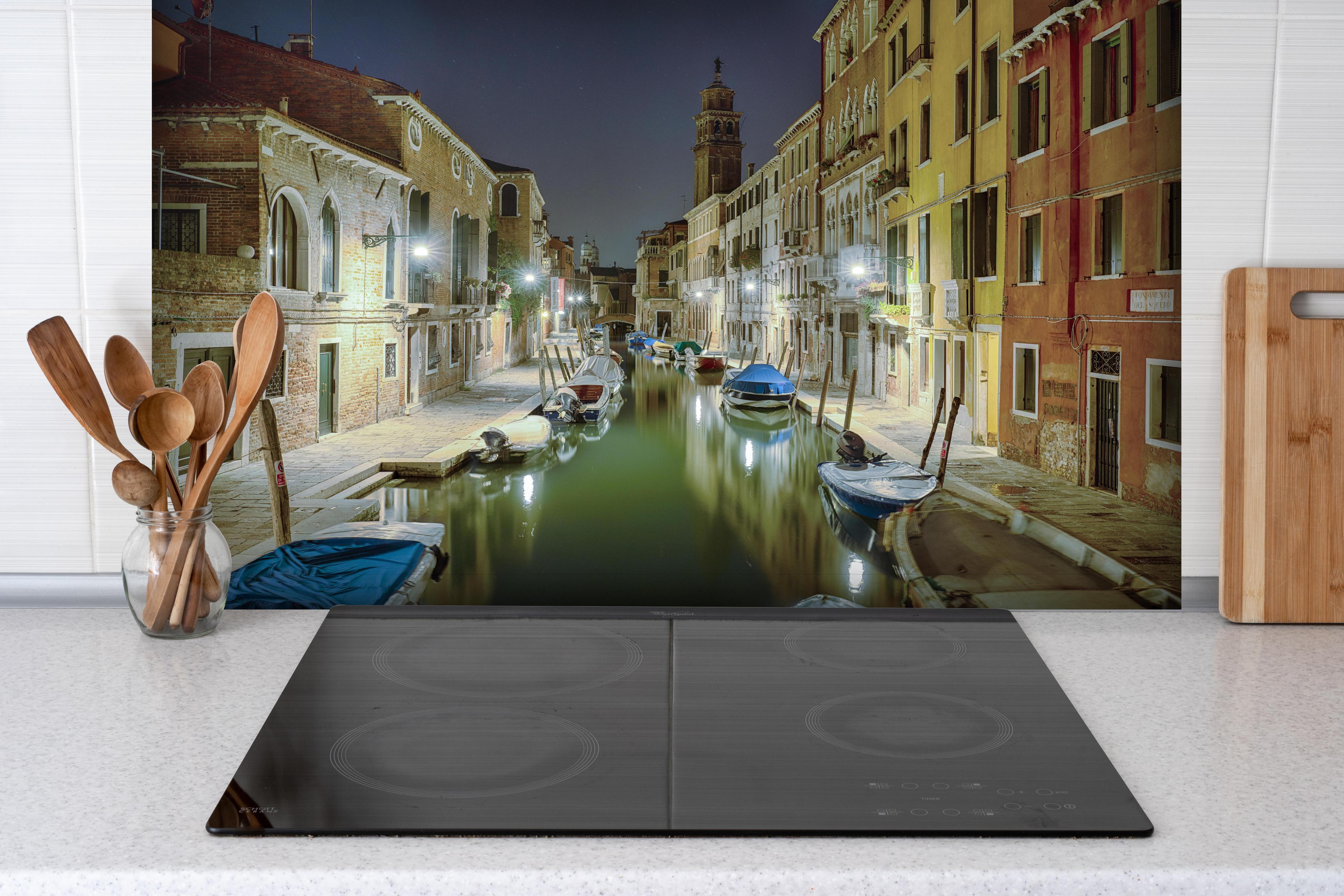 Spritzschutz - Venezia bei Nacht hinter einem Cerankochfeld zwischen Holz-Kochutensilien