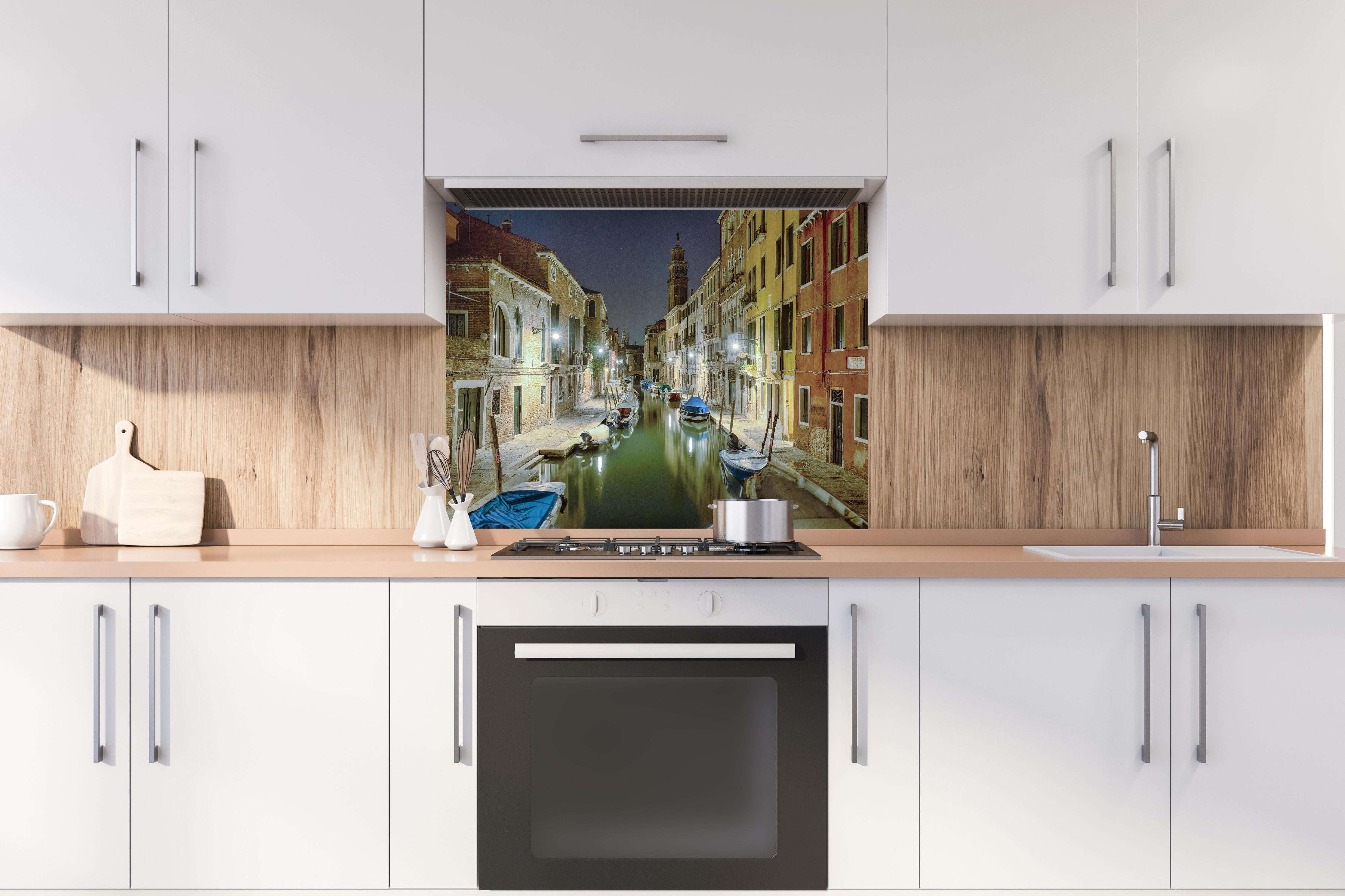 Spritzschutz - Venezia bei Nacht hinter einem Cerankochfeld zwischen Holz-Kochutensilien
