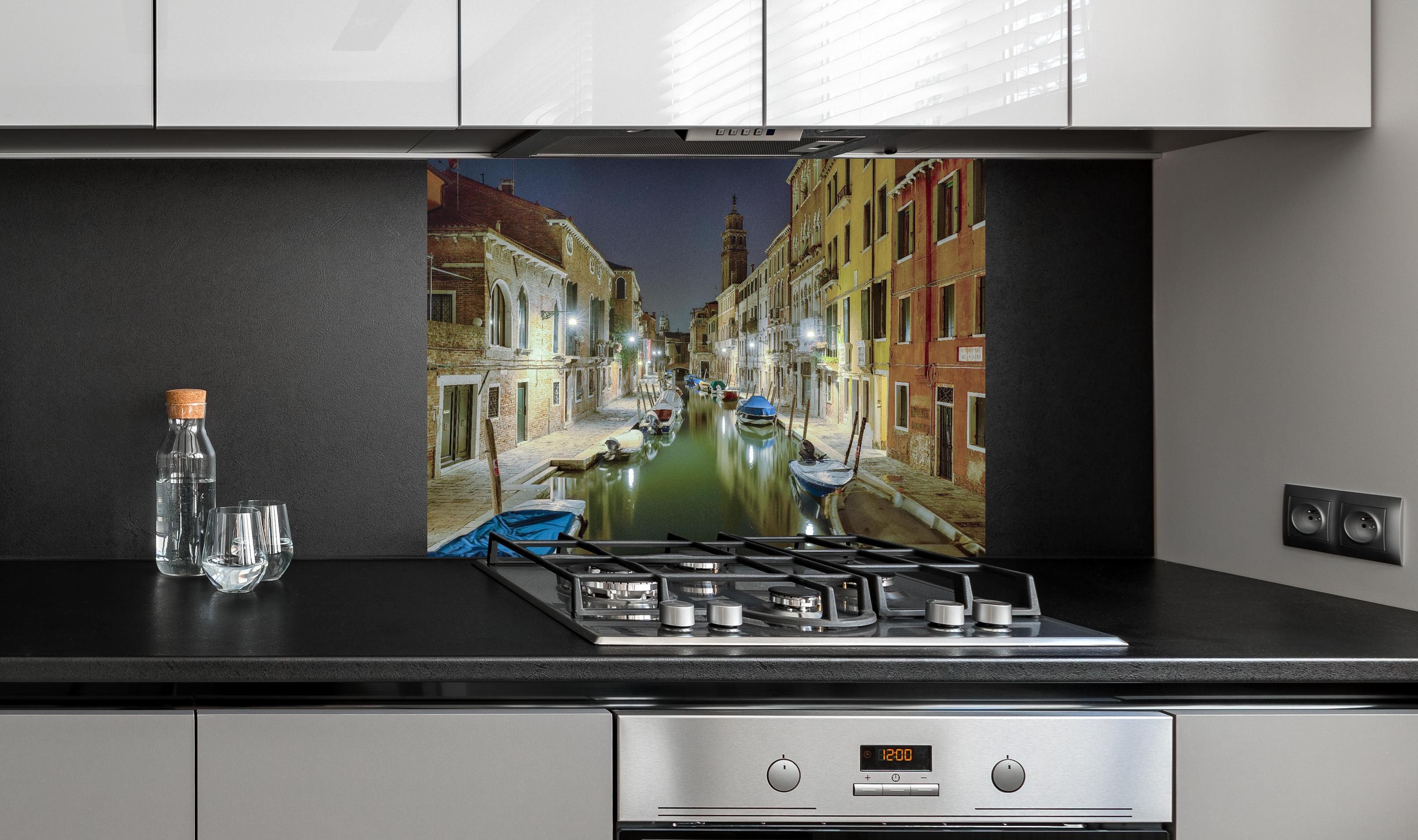 Spritzschutz - Venezia bei Nacht hinter einem Cerankochfeld zwischen Holz-Kochutensilien