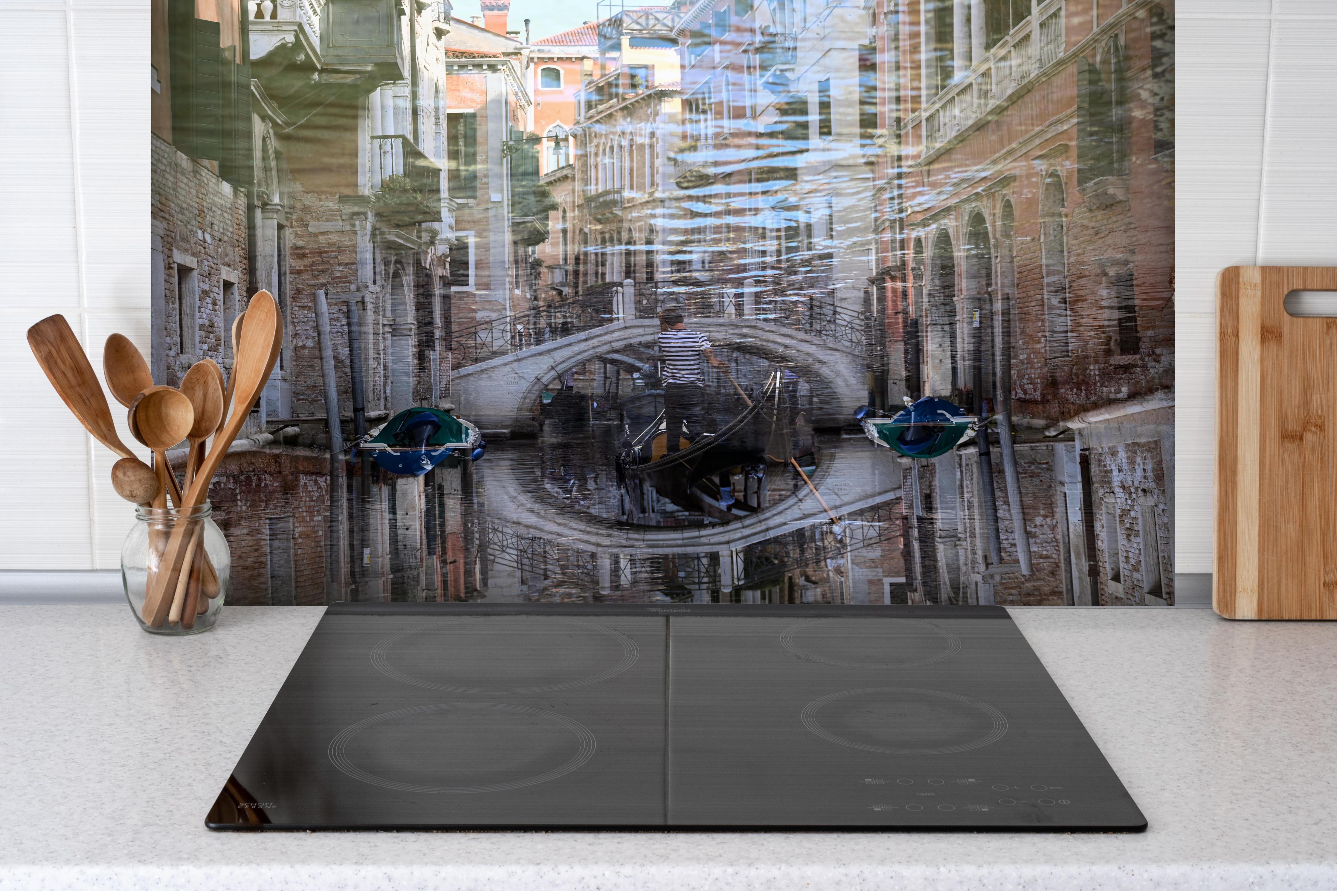 Spritzschutz - Venezianische Gondeln & Spiegelungen Kunstwerk hinter einem Cerankochfeld zwischen Holz-Kochutensilien