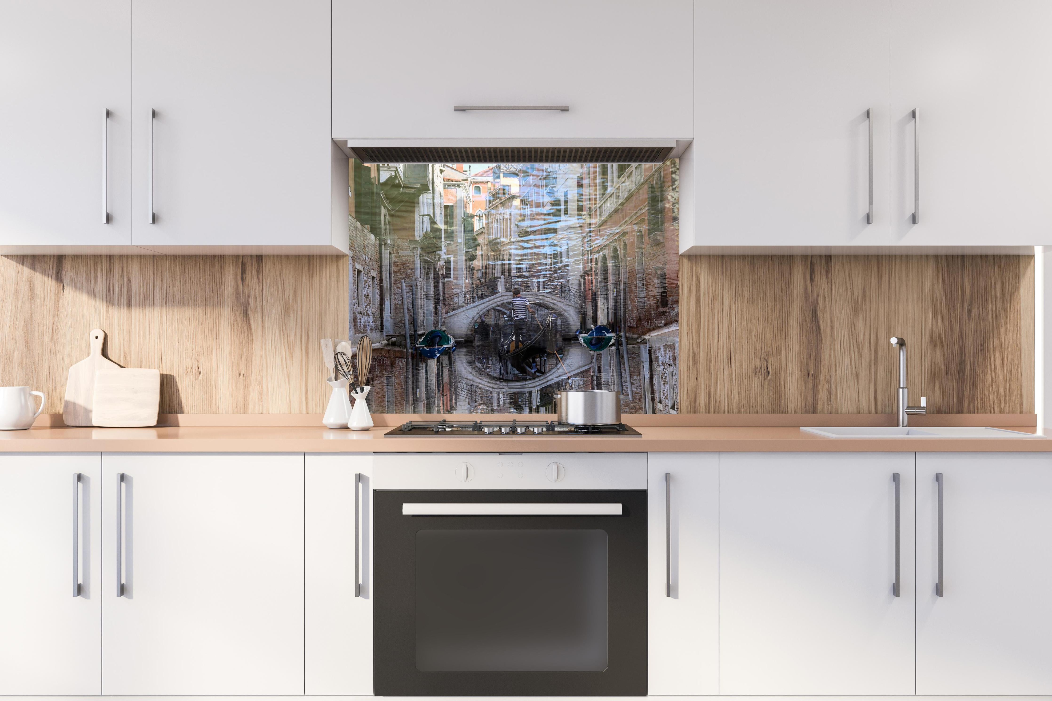 Spritzschutz - Venezianische Gondeln & Spiegelungen Kunstwerk hinter einem Cerankochfeld zwischen Holz-Kochutensilien