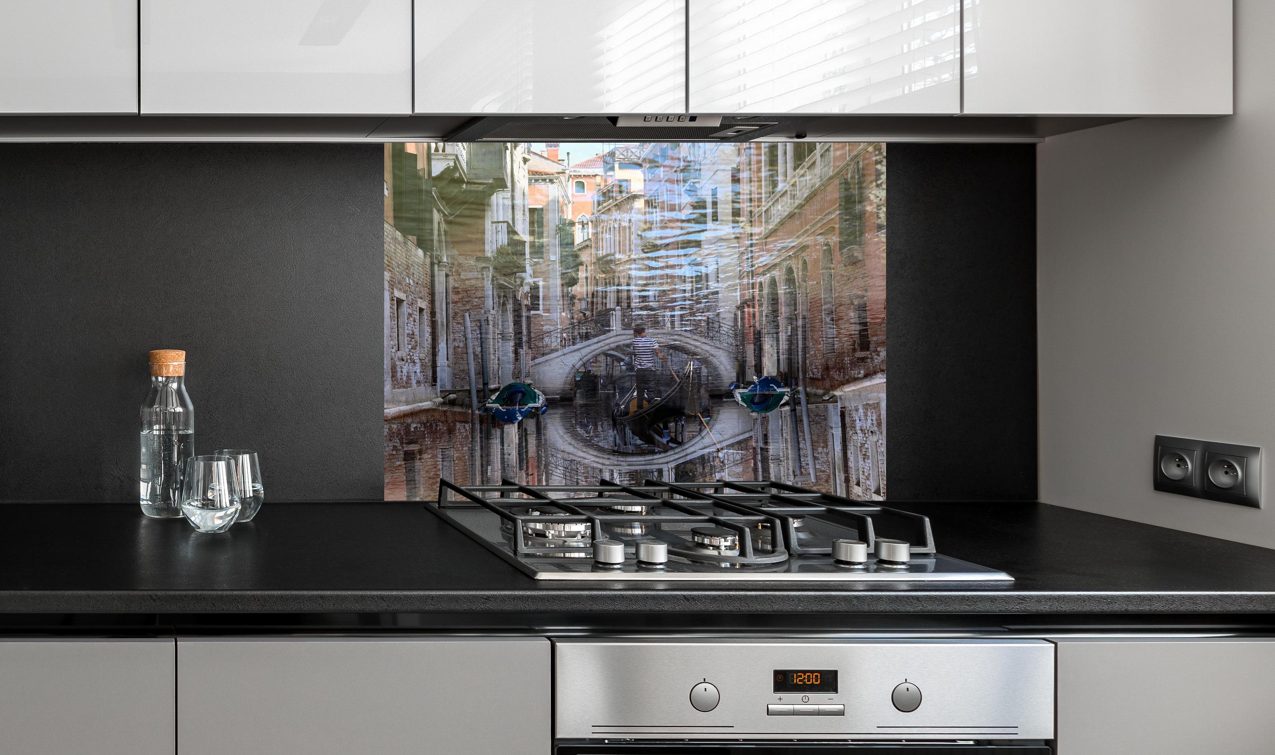 Spritzschutz - Venezianische Gondeln & Spiegelungen Kunstwerk hinter einem Cerankochfeld zwischen Holz-Kochutensilien