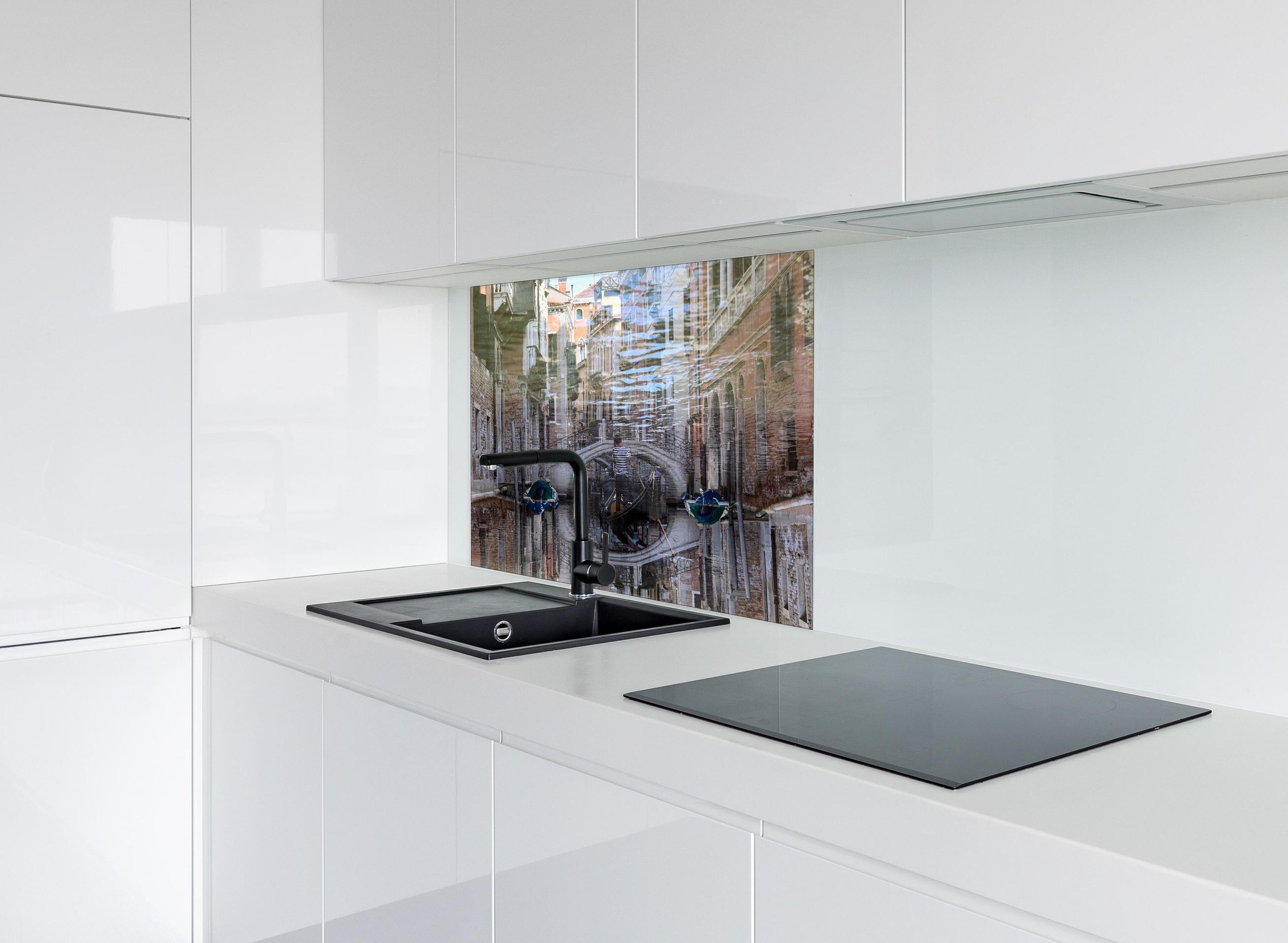 Spritzschutz - Venezianische Gondeln & Spiegelungen Kunstwerk hinter einem Cerankochfeld zwischen Holz-Kochutensilien