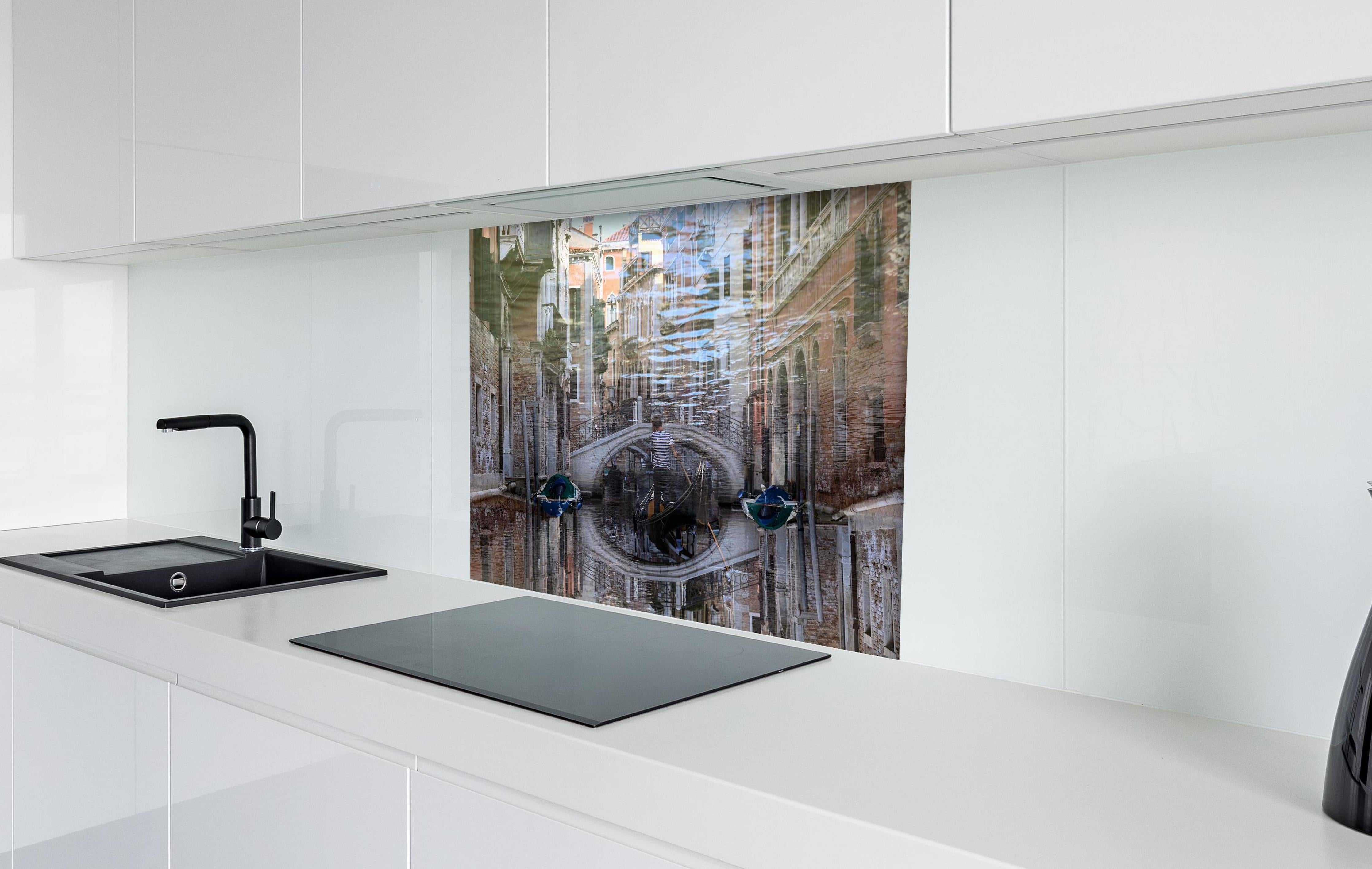 Spritzschutz - Venezianische Gondeln & Spiegelungen Kunstwerk hinter einem Cerankochfeld zwischen Holz-Kochutensilien