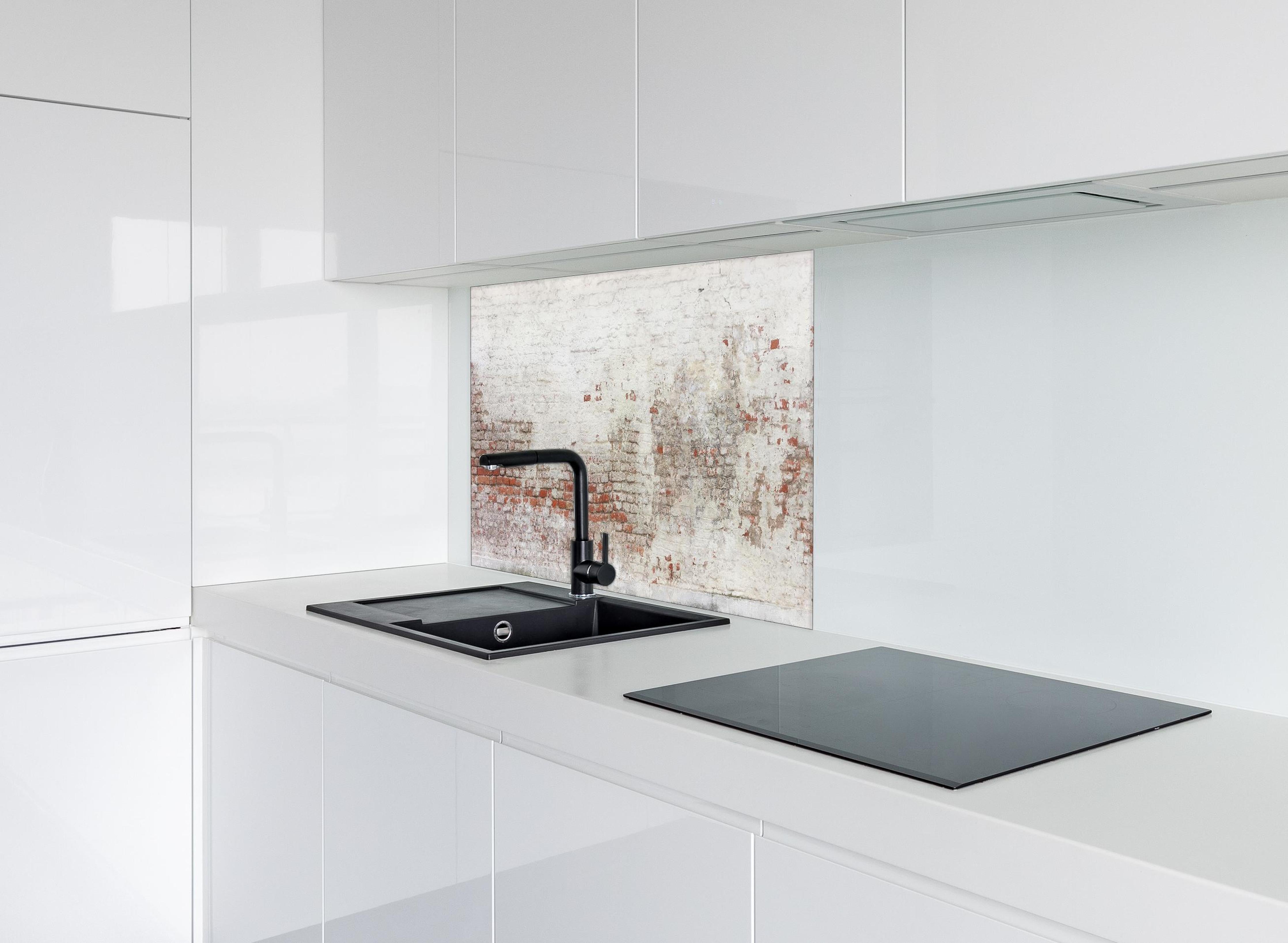 Spritzschutz - Veraltete Hauswand hinter einem Cerankochfeld zwischen Holz-Kochutensilien