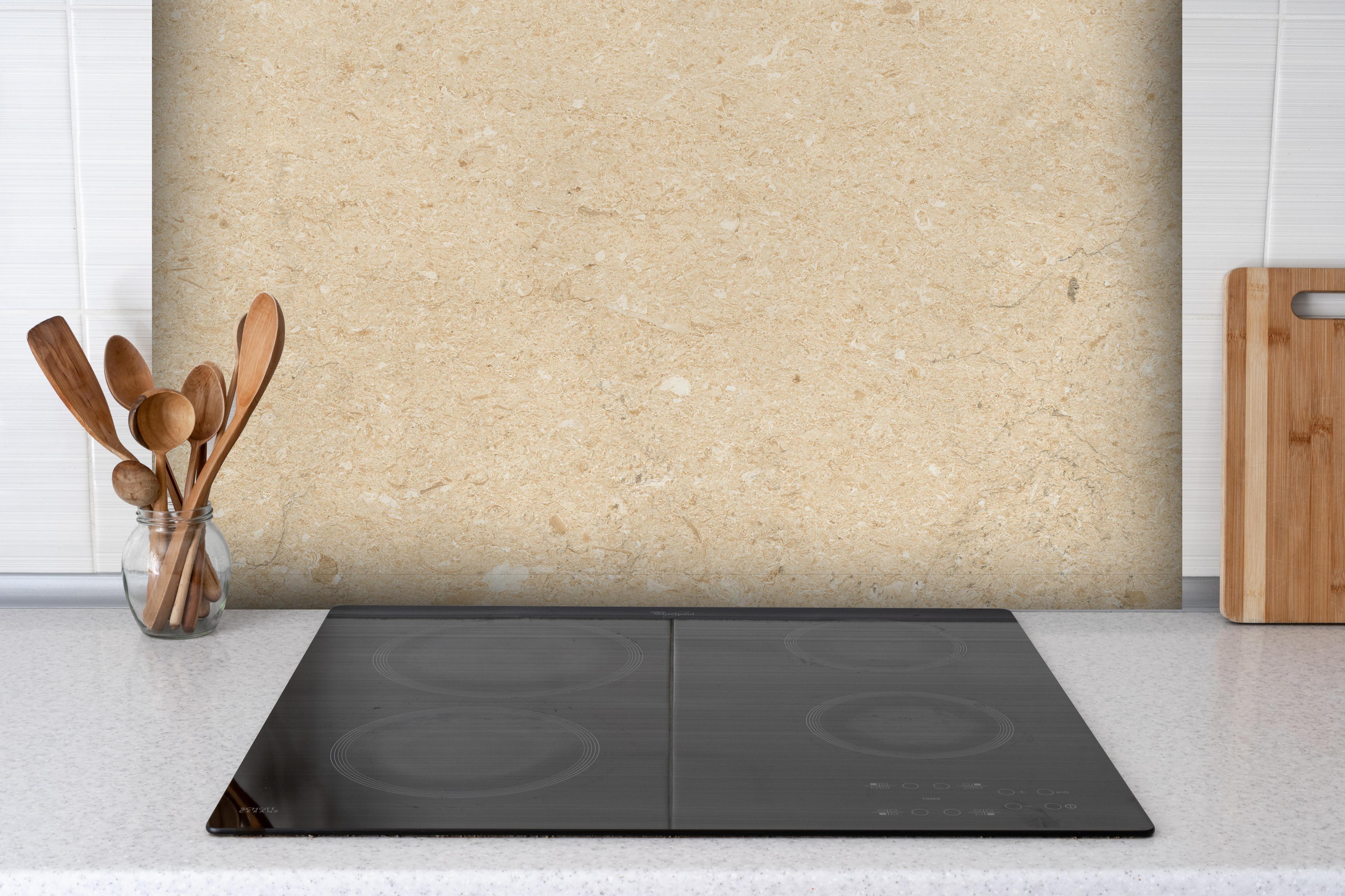 Spritzschutz - Verarbeitete holz Textur hinter einem Cerankochfeld zwischen Holz-Kochutensilien