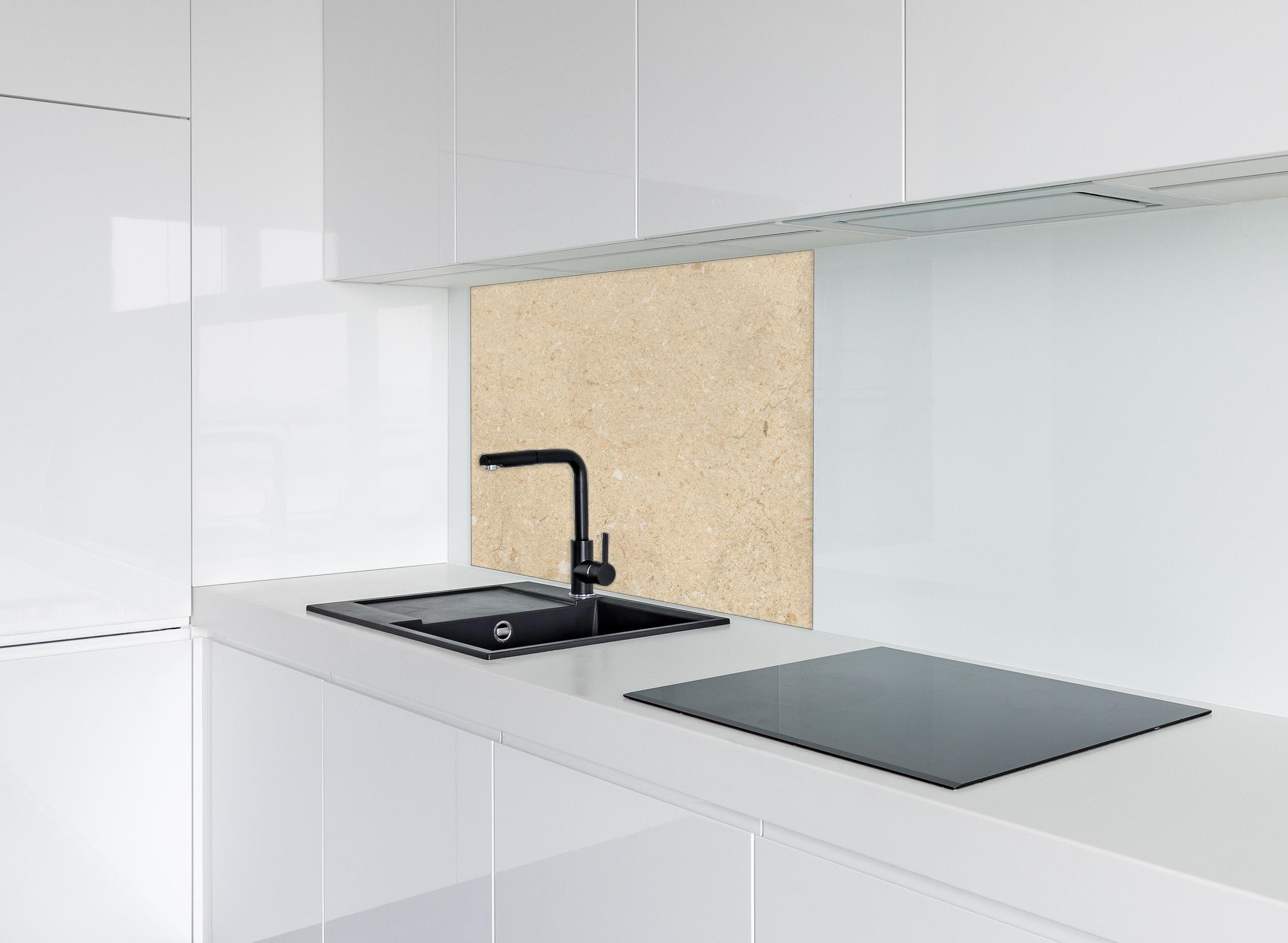 Spritzschutz - Verarbeitete holz Textur hinter einem Cerankochfeld zwischen Holz-Kochutensilien