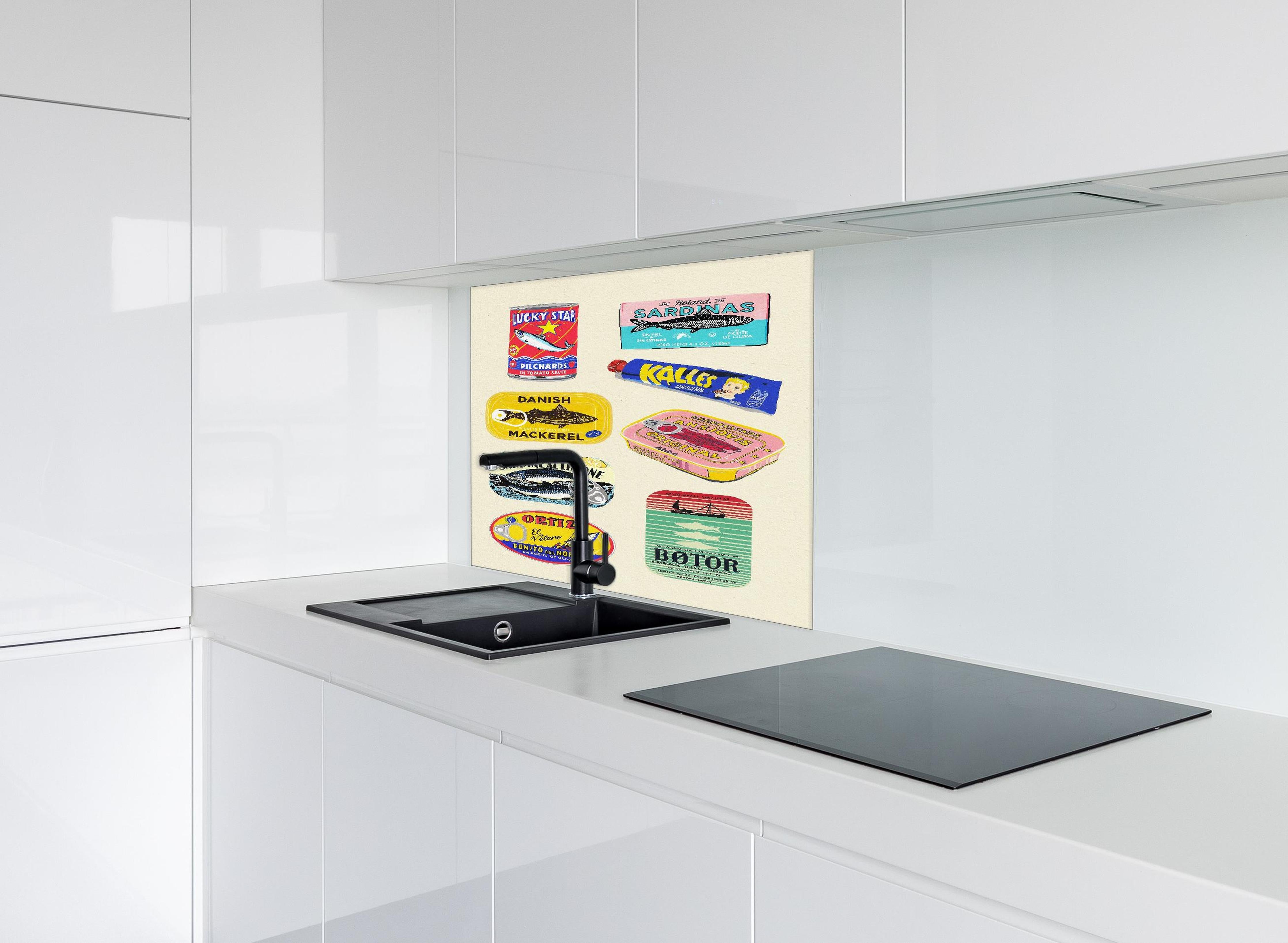 Spritzschutz - Verschiedenste Dosenfische hinter einem Cerankochfeld zwischen Holz-Kochutensilien