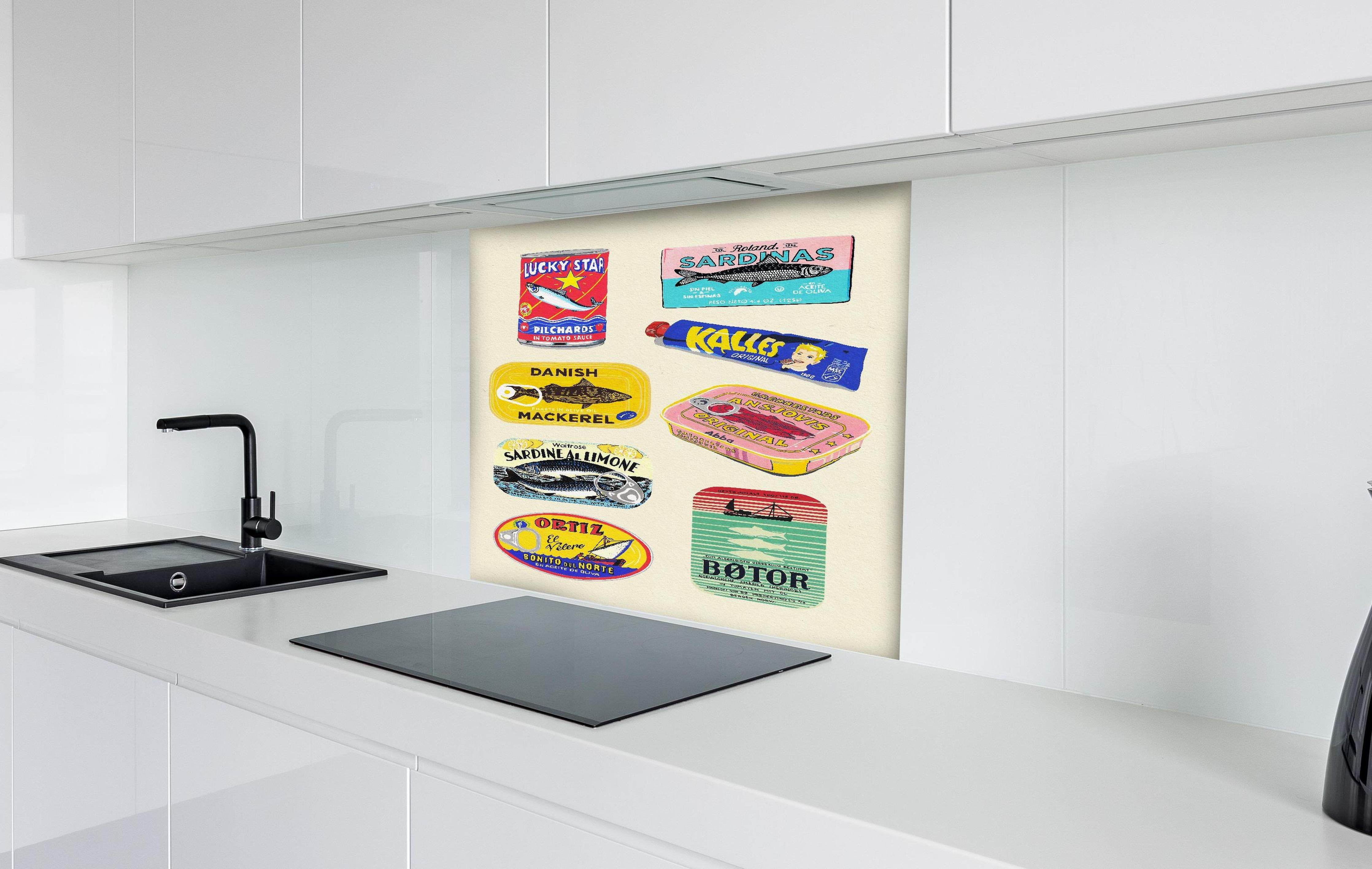 Spritzschutz - Verschiedenste Dosenfische hinter einem Cerankochfeld zwischen Holz-Kochutensilien