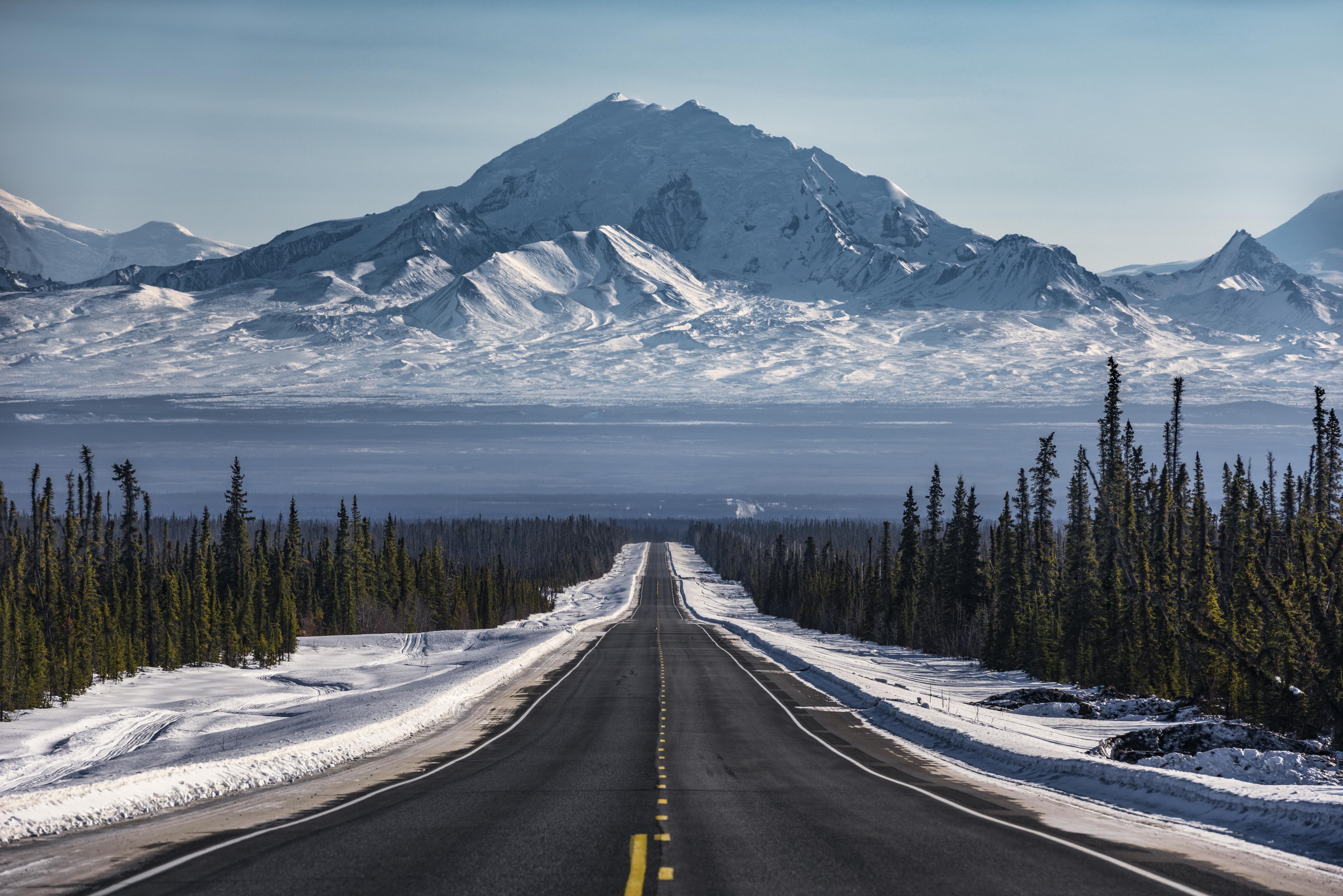 Spritzschutz-Verschneite Alpenstraße Alaska in Winterlandschaft