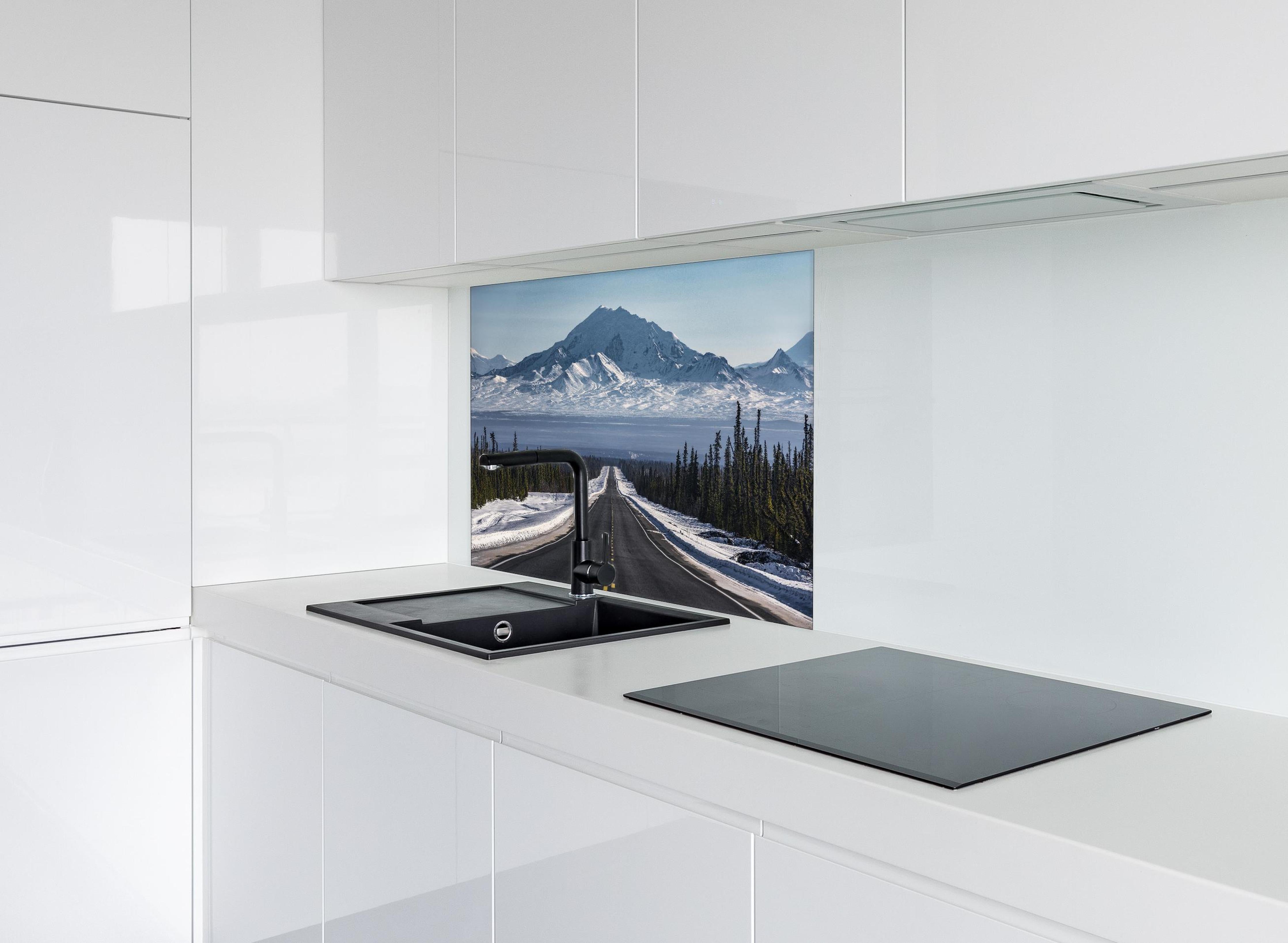 Spritzschutz - Verschneite Alpenstraße Alaska in Winterlandschaft hinter einem Cerankochfeld zwischen Holz-Kochutensilien