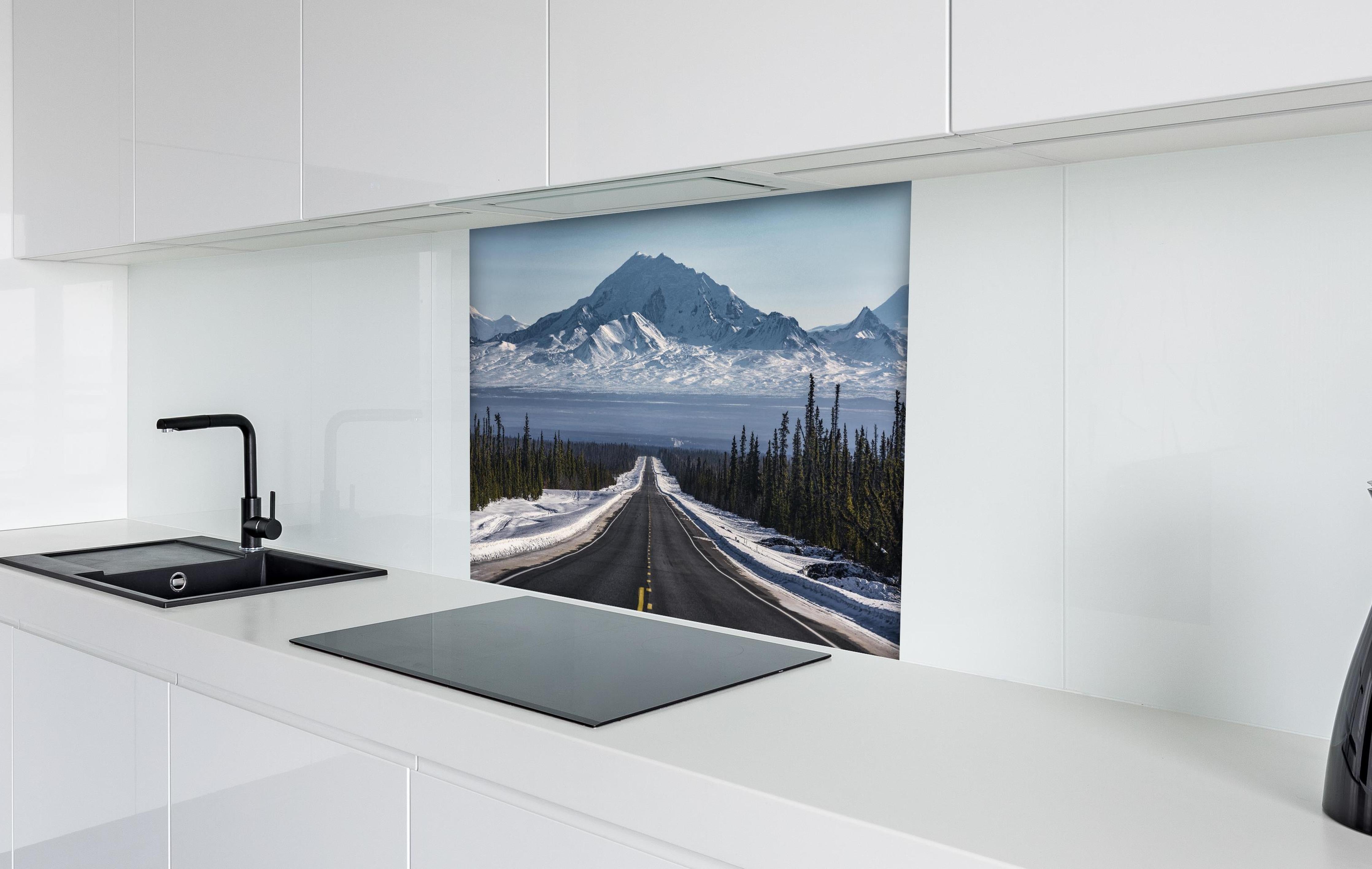 Spritzschutz - Verschneite Alpenstraße Alaska in Winterlandschaft hinter einem Cerankochfeld zwischen Holz-Kochutensilien