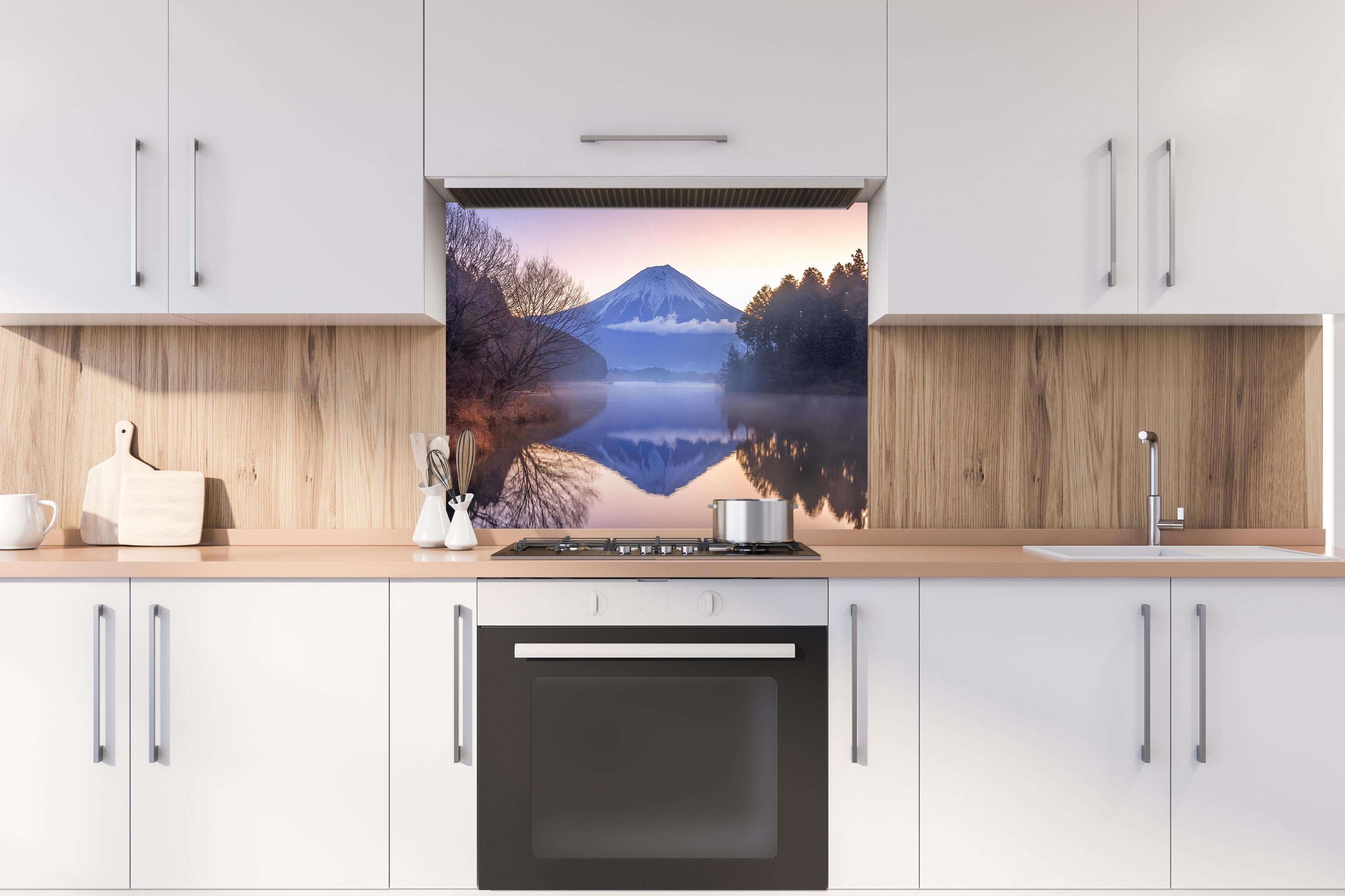 Spritzschutz - Verschneiter Fuji bei Morgendämmerung hinter einem Cerankochfeld zwischen Holz-Kochutensilien