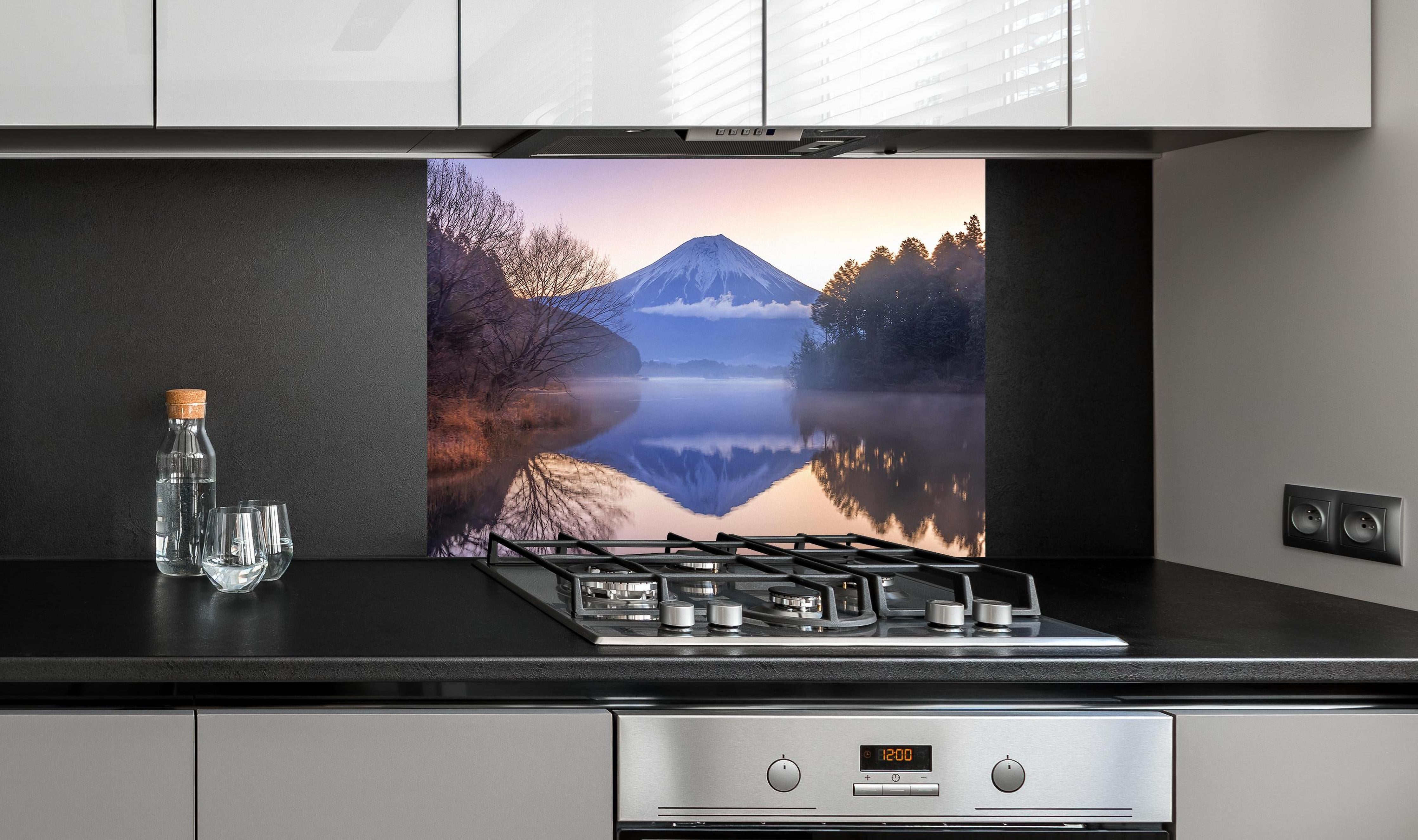 Spritzschutz - Verschneiter Fuji bei Morgendämmerung hinter einem Cerankochfeld zwischen Holz-Kochutensilien