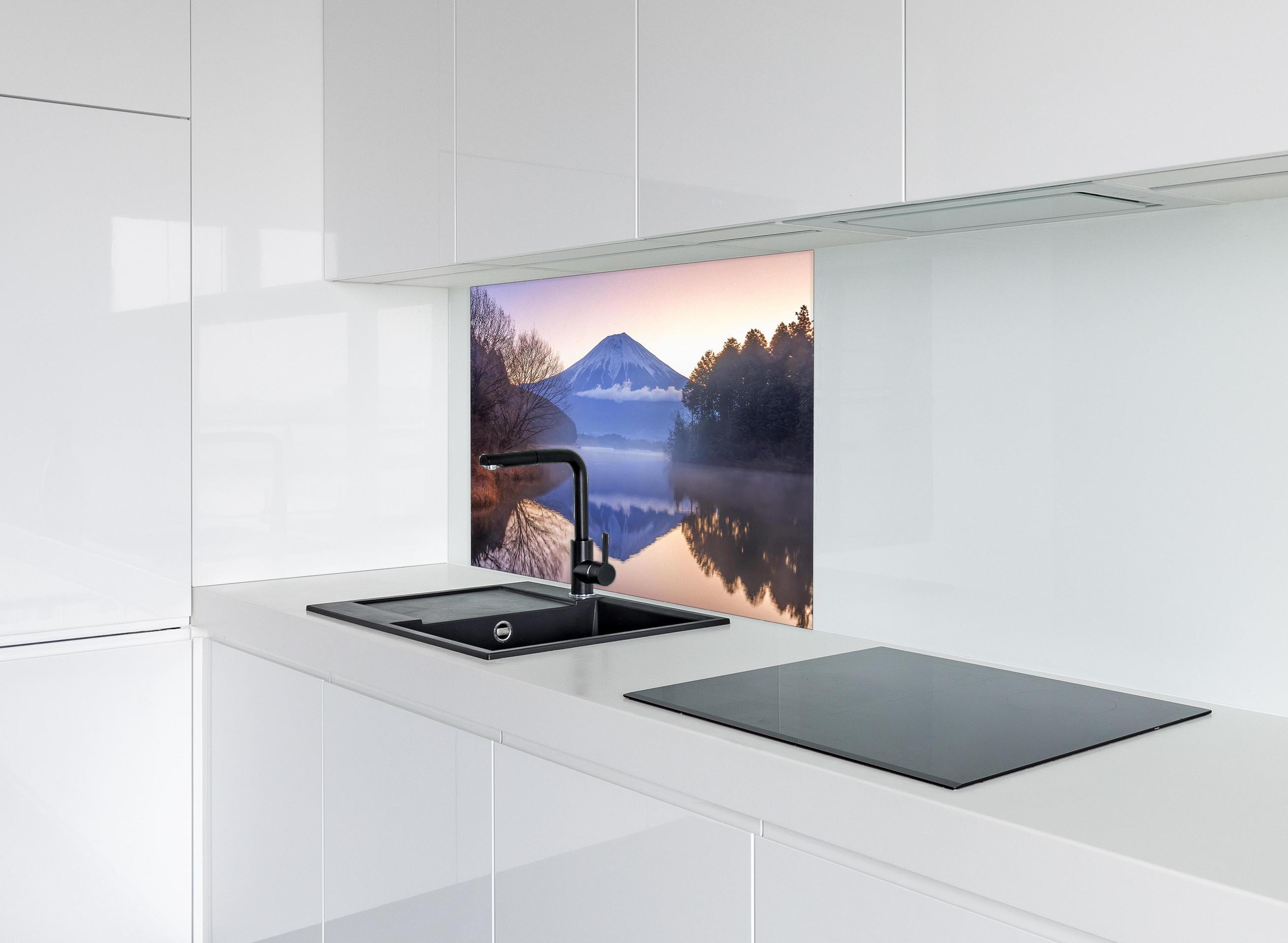 Spritzschutz - Verschneiter Fuji bei Morgendämmerung hinter einem Cerankochfeld zwischen Holz-Kochutensilien