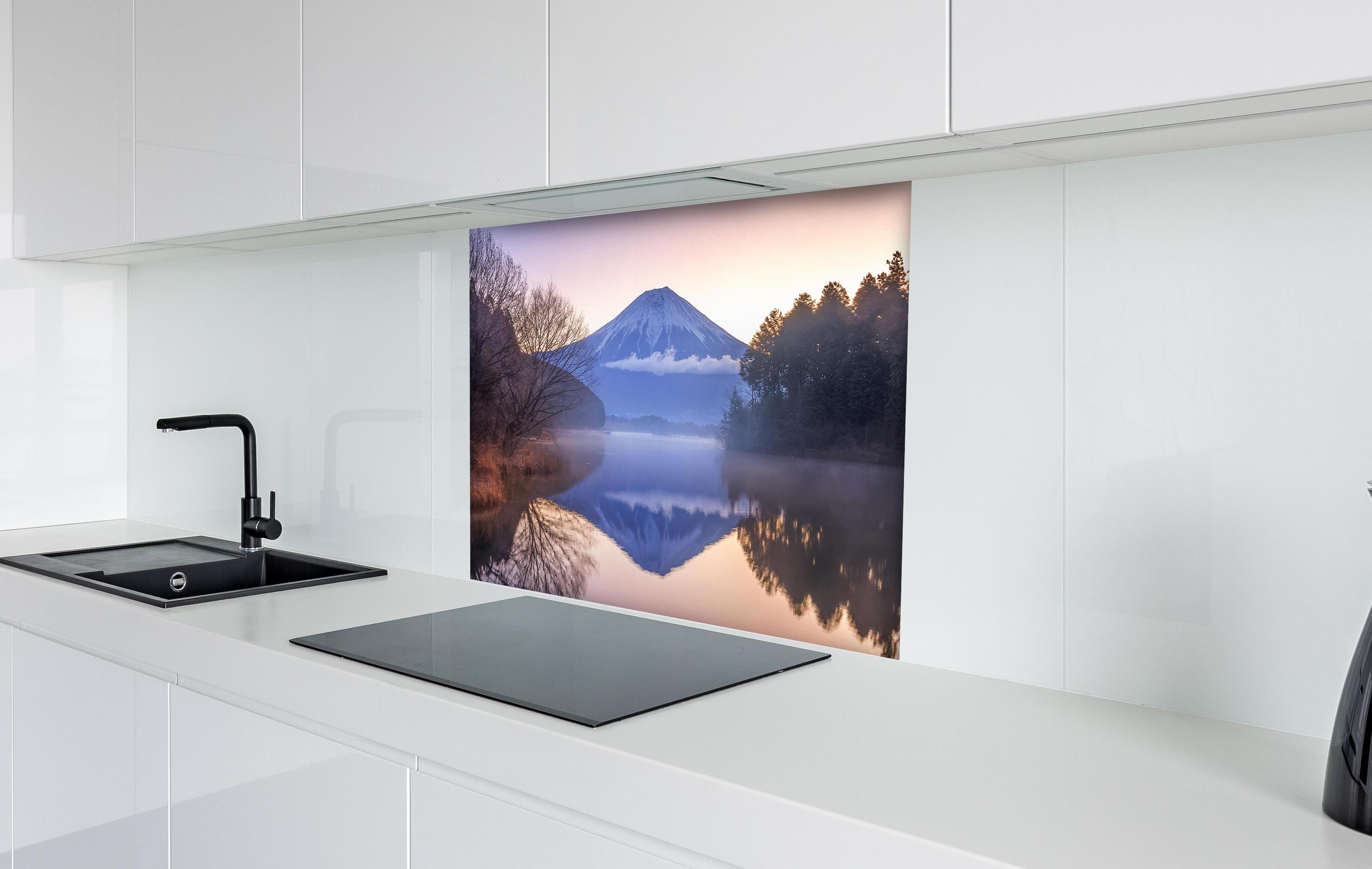 Spritzschutz - Verschneiter Fuji bei Morgendämmerung hinter einem Cerankochfeld zwischen Holz-Kochutensilien