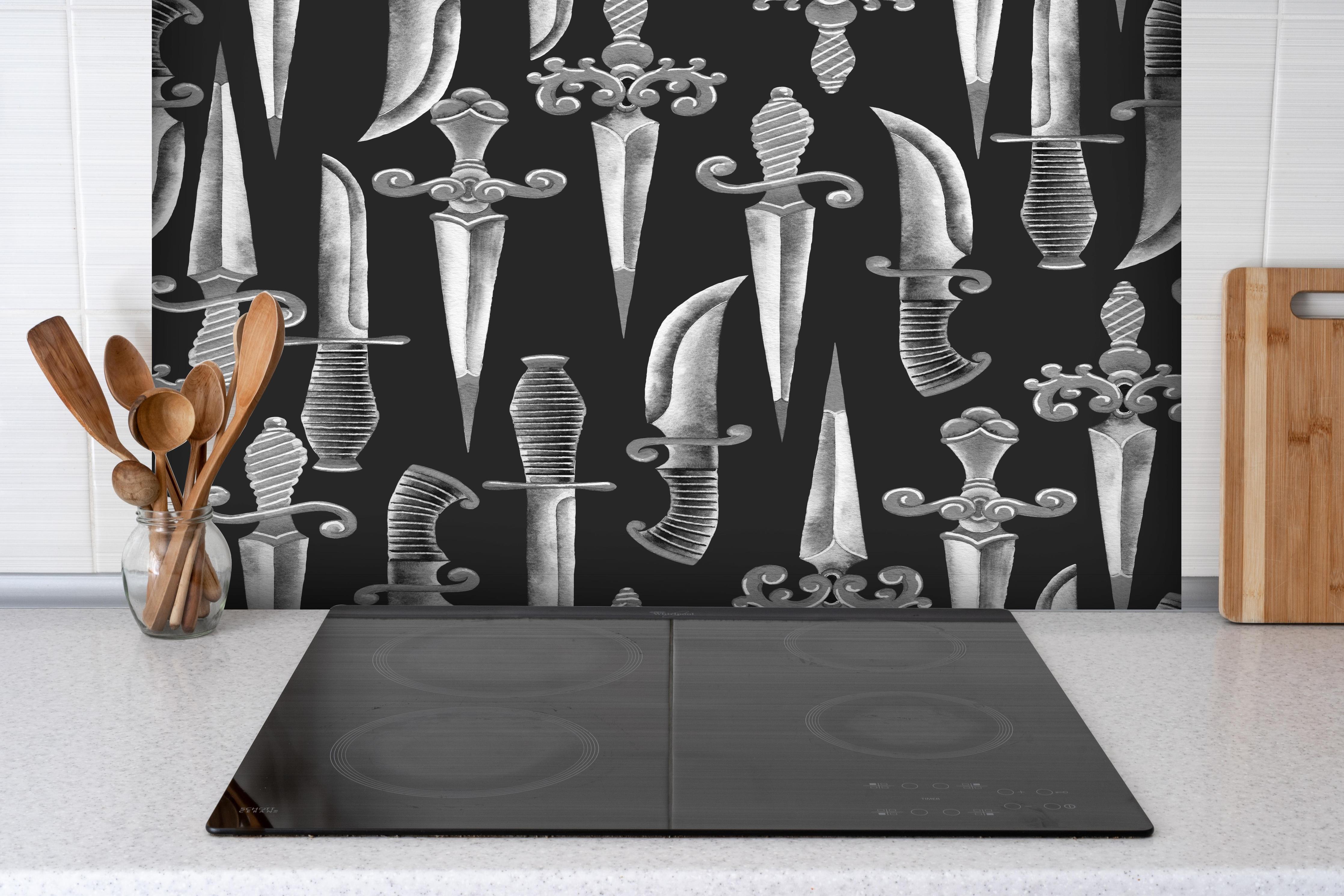 Spritzschutz - Verschnörkelte Messer in Aquarell hinter einem Cerankochfeld zwischen Holz-Kochutensilien