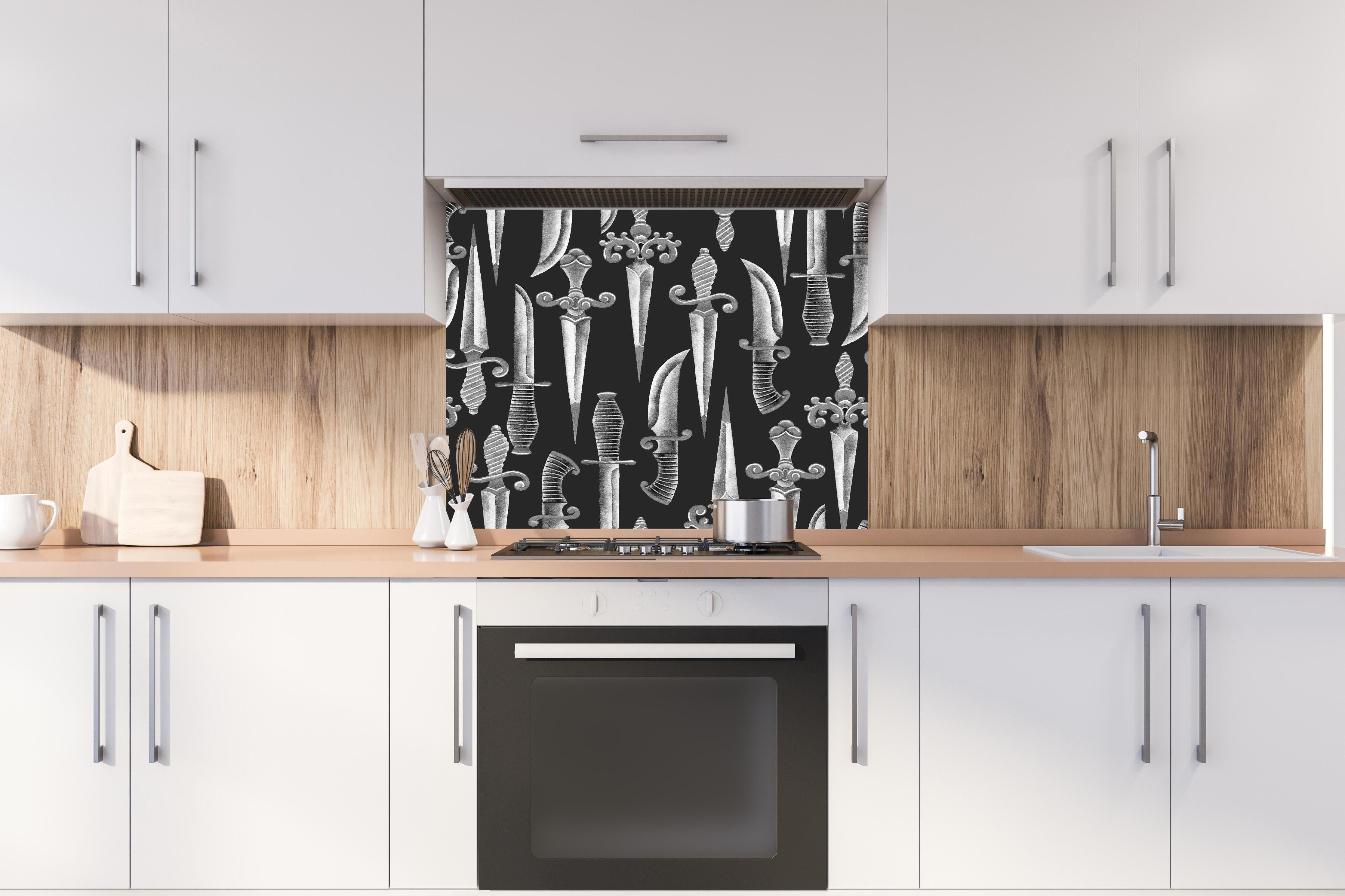 Spritzschutz - Verschnörkelte Messer in Aquarell hinter einem Cerankochfeld zwischen Holz-Kochutensilien