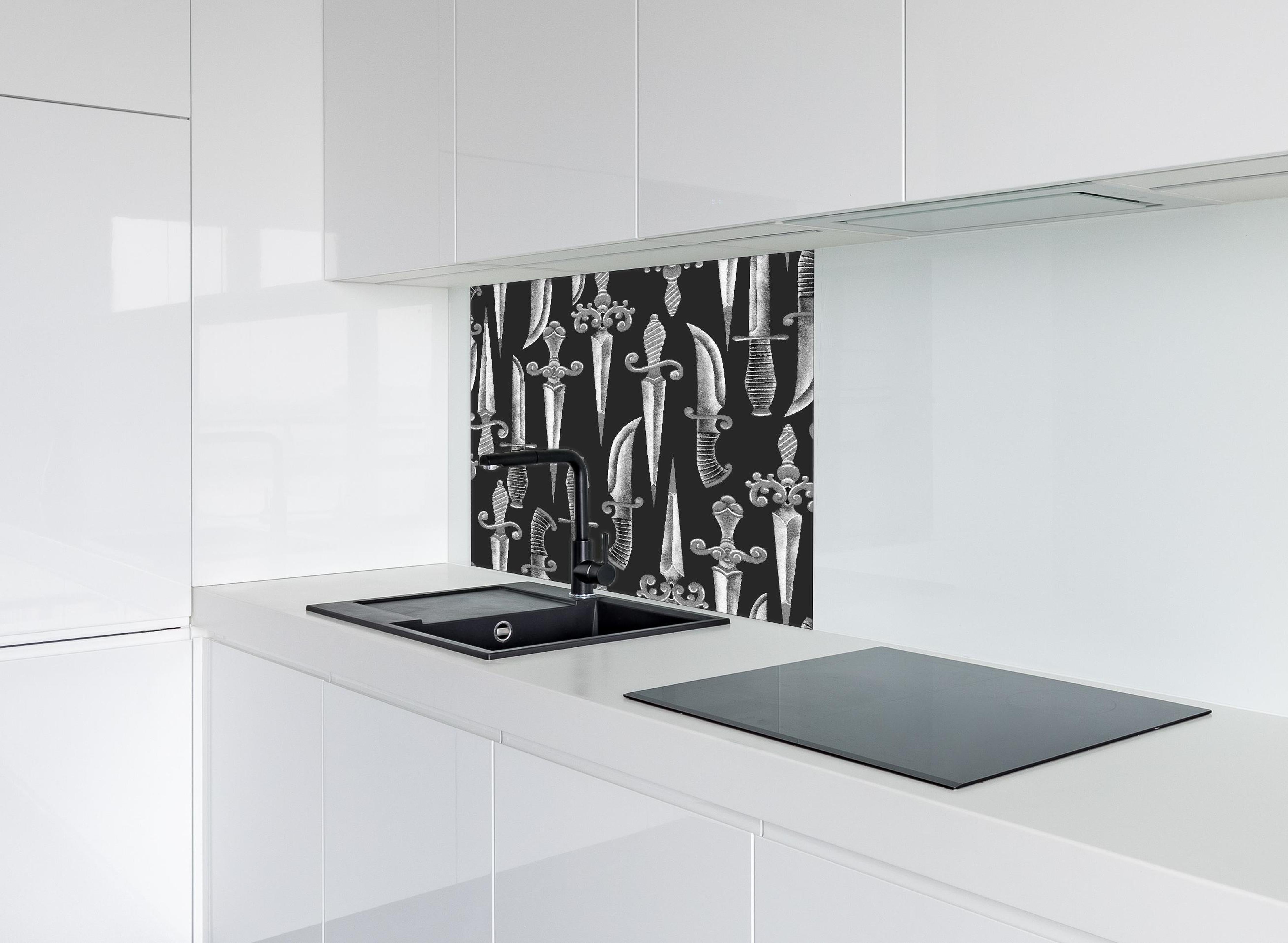 Spritzschutz - Verschnörkelte Messer in Aquarell hinter einem Cerankochfeld zwischen Holz-Kochutensilien