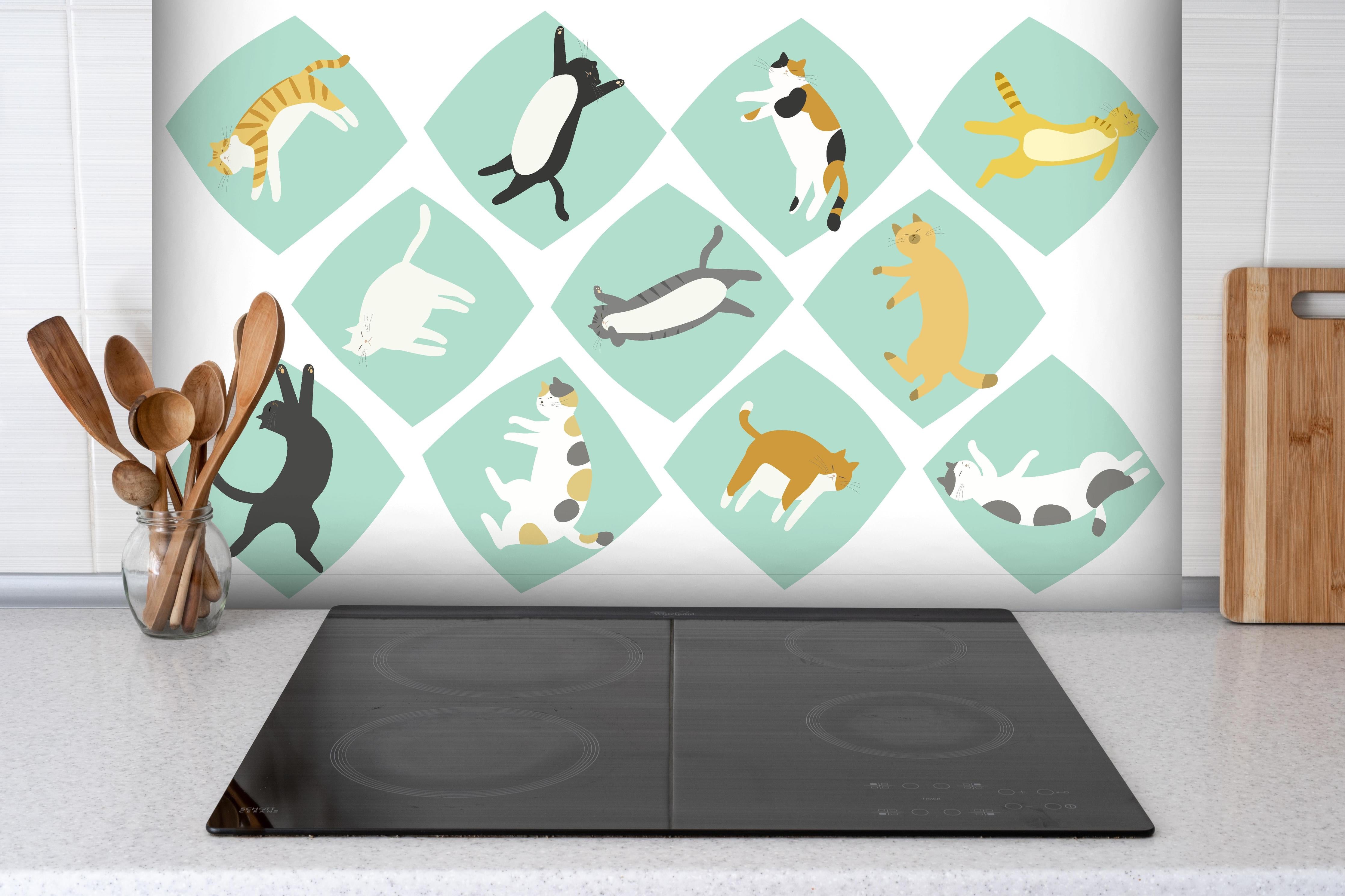 Spritzschutz - Verspielte Tierillustrationen in Pastellfarben hinter einem Cerankochfeld zwischen Holz-Kochutensilien