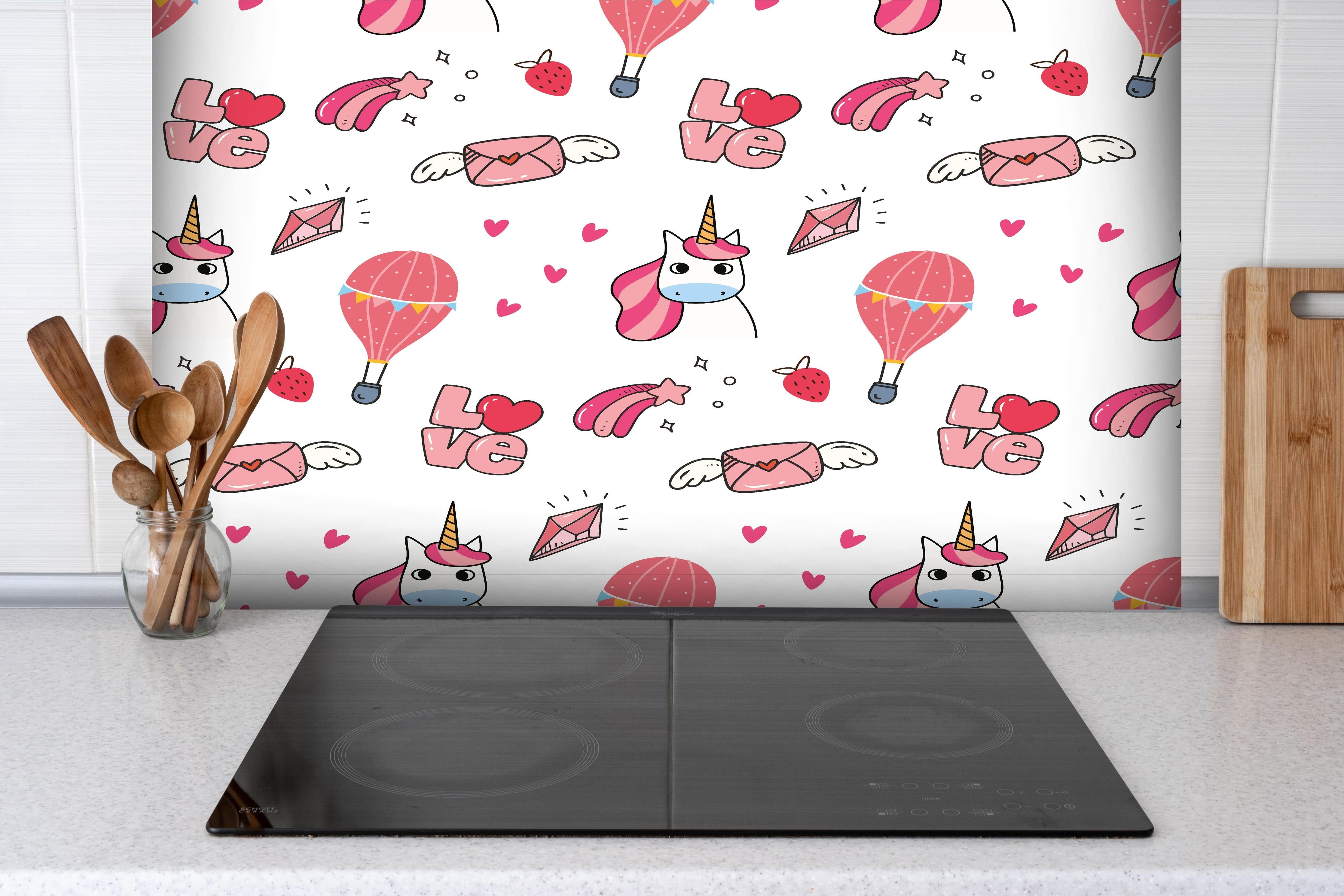Spritzschutz - Verspieltes Einhorn und Herz Musterdesign hinter einem Cerankochfeld zwischen Holz-Kochutensilien