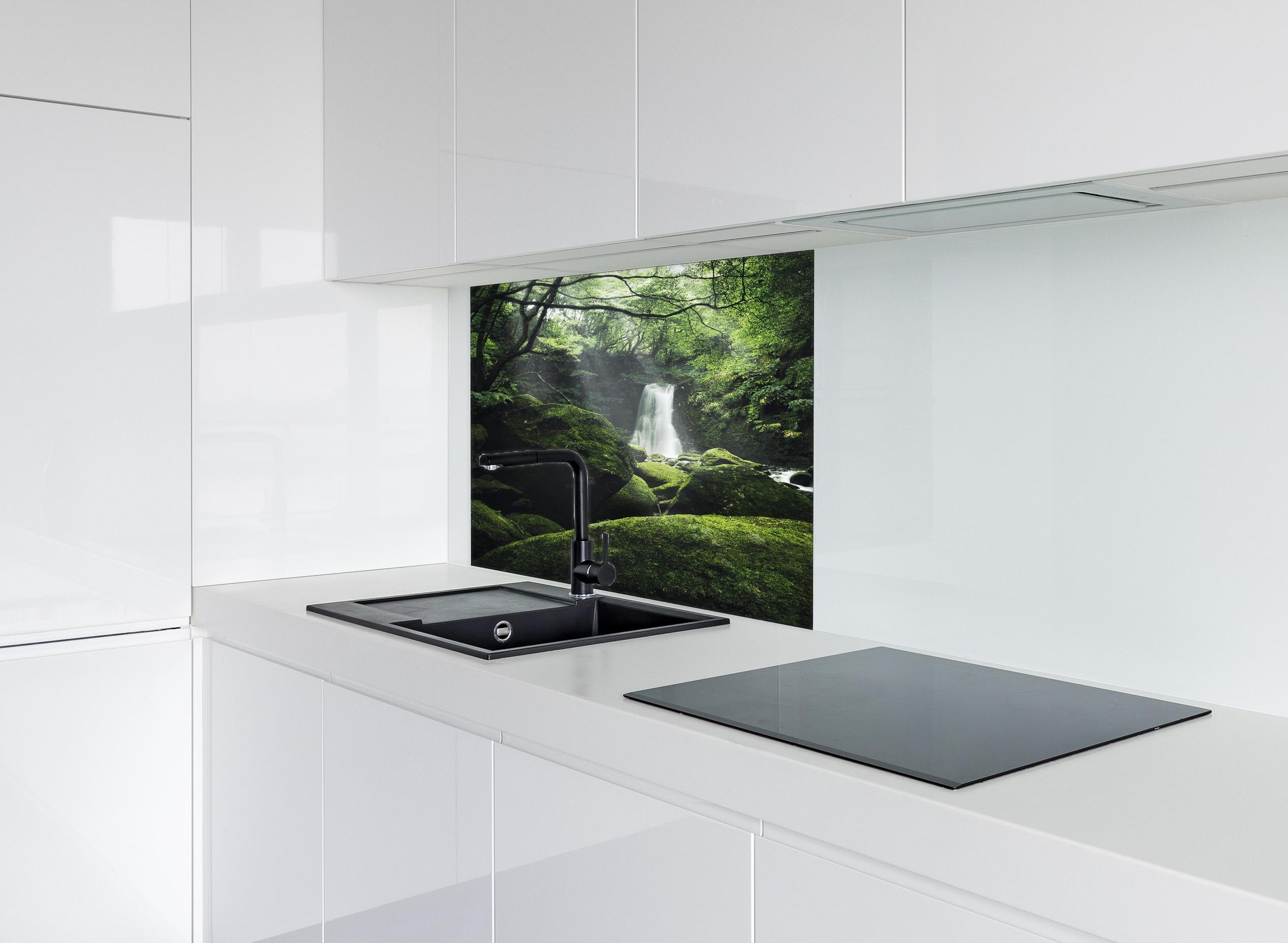 Spritzschutz - Verträumter Wasserfall im grünen Urwald hinter einem Cerankochfeld zwischen Holz-Kochutensilien