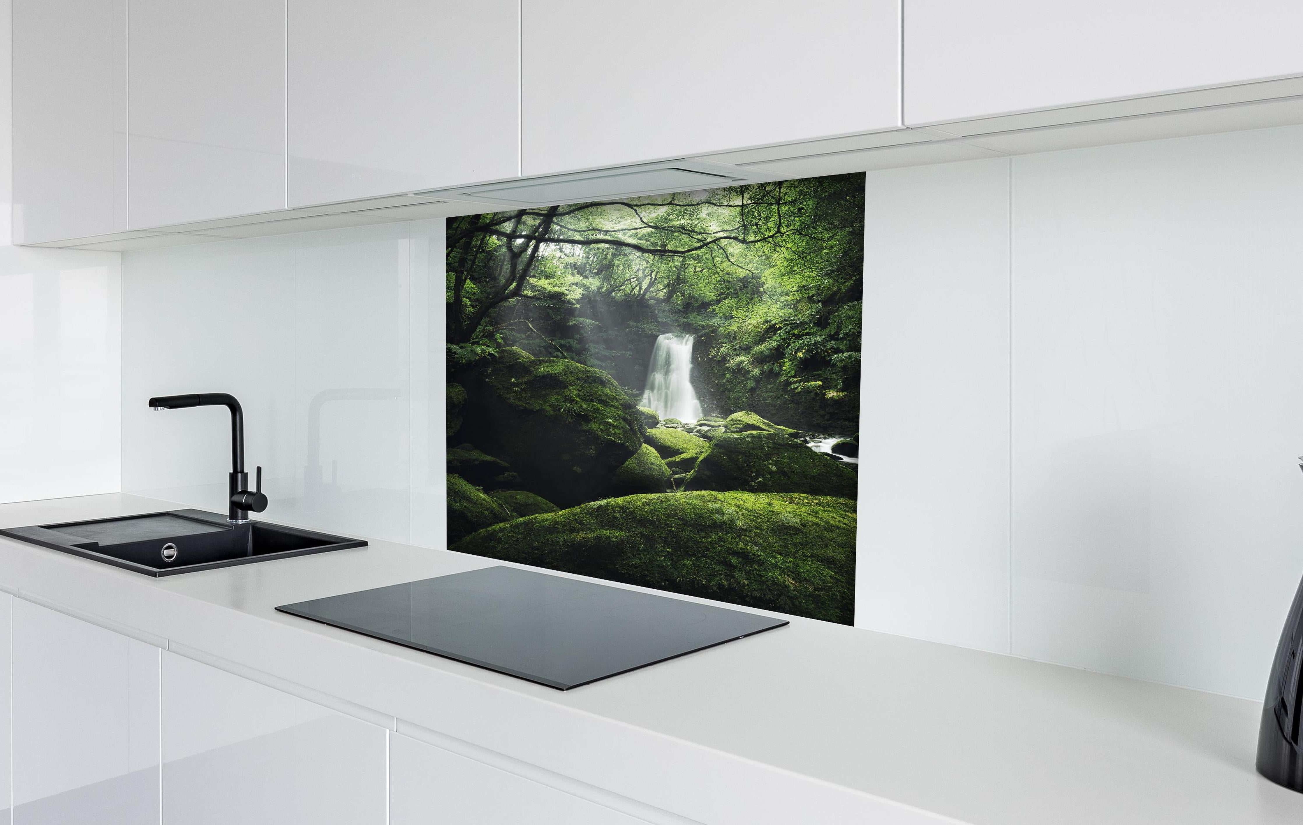 Spritzschutz - Verträumter Wasserfall im grünen Urwald hinter einem Cerankochfeld zwischen Holz-Kochutensilien